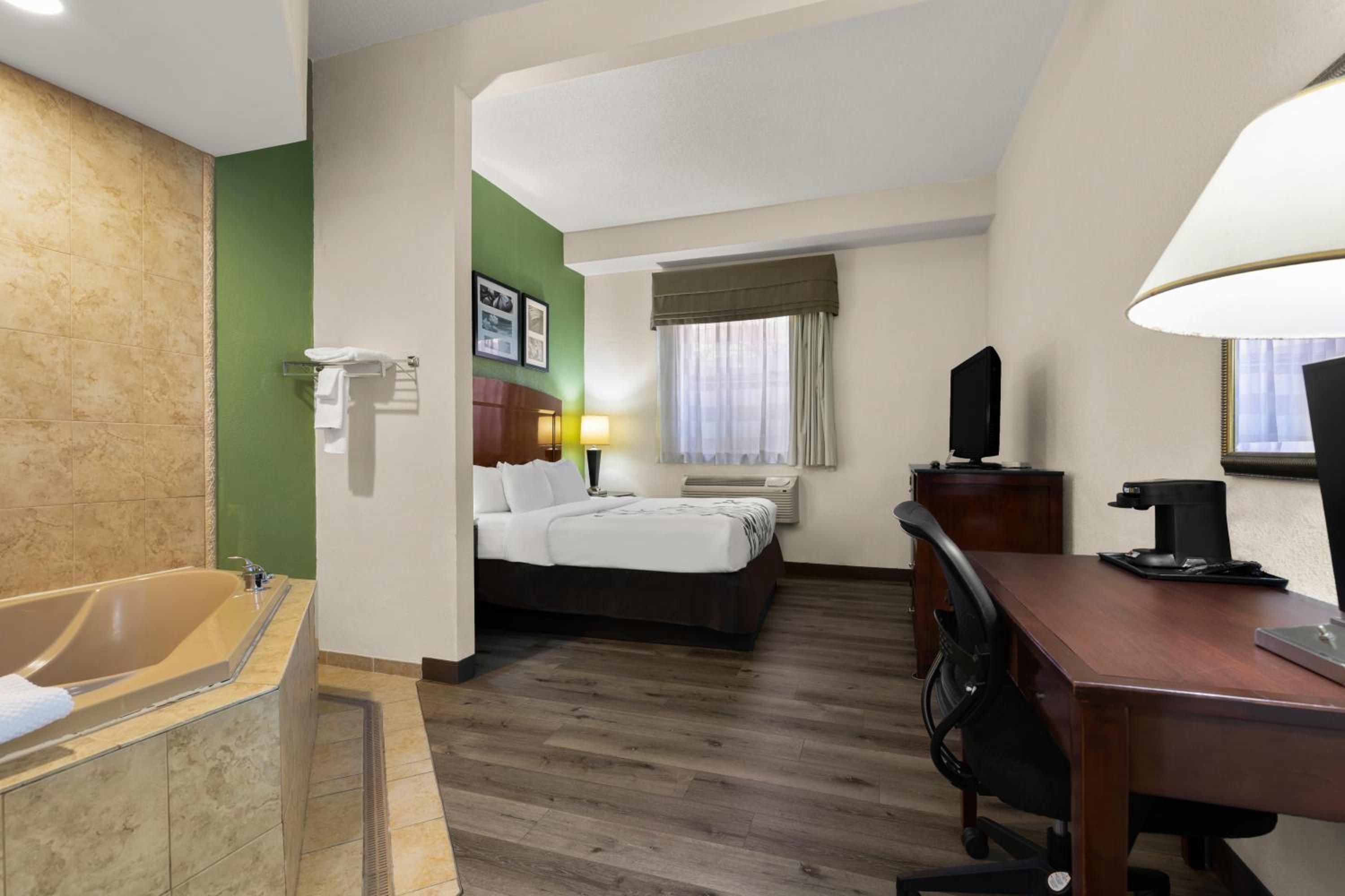 King Room with Whirlpool - Non-Smoking photo 2