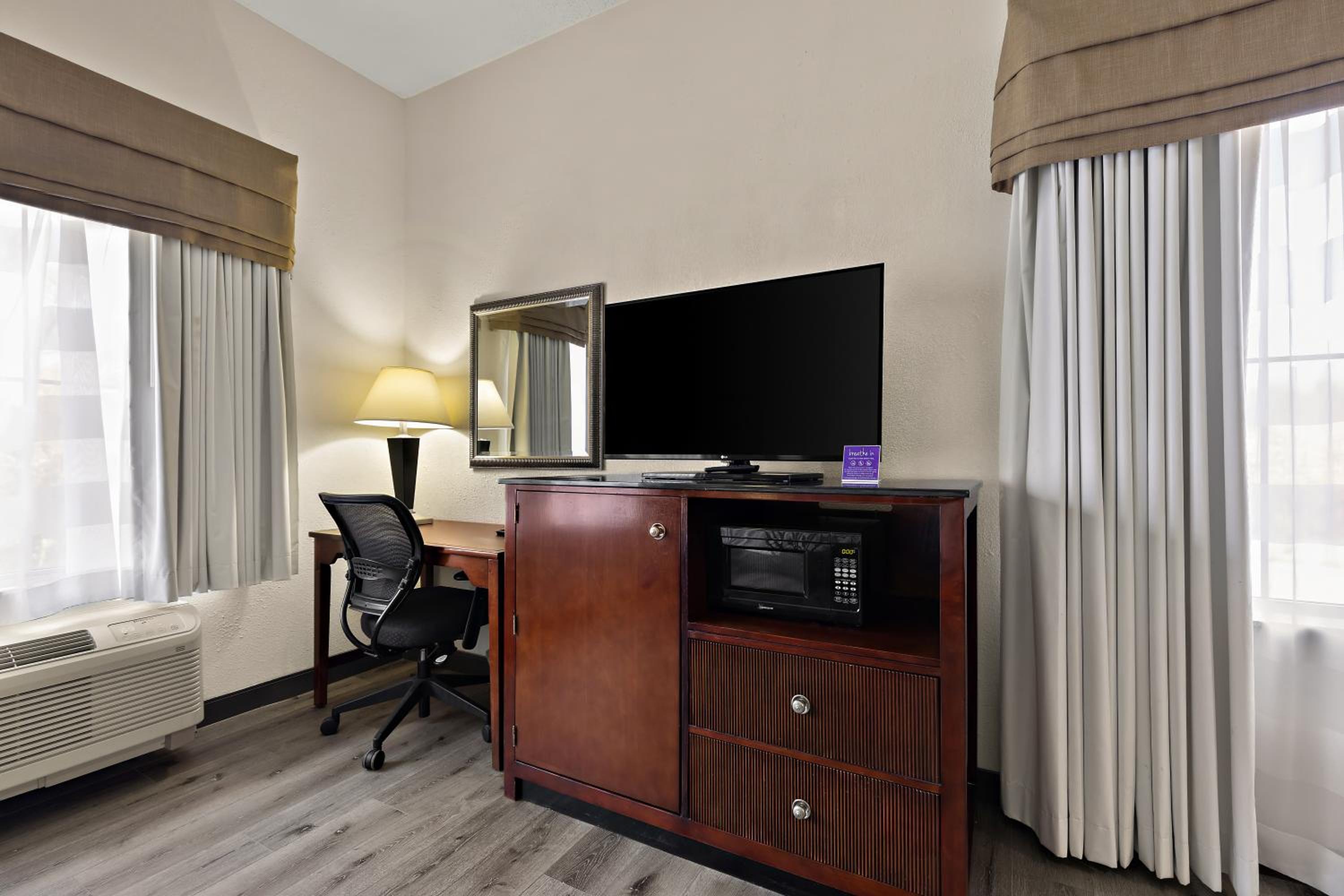 1 Room Suite w/ Sodabed - Non-Smoking photo 2