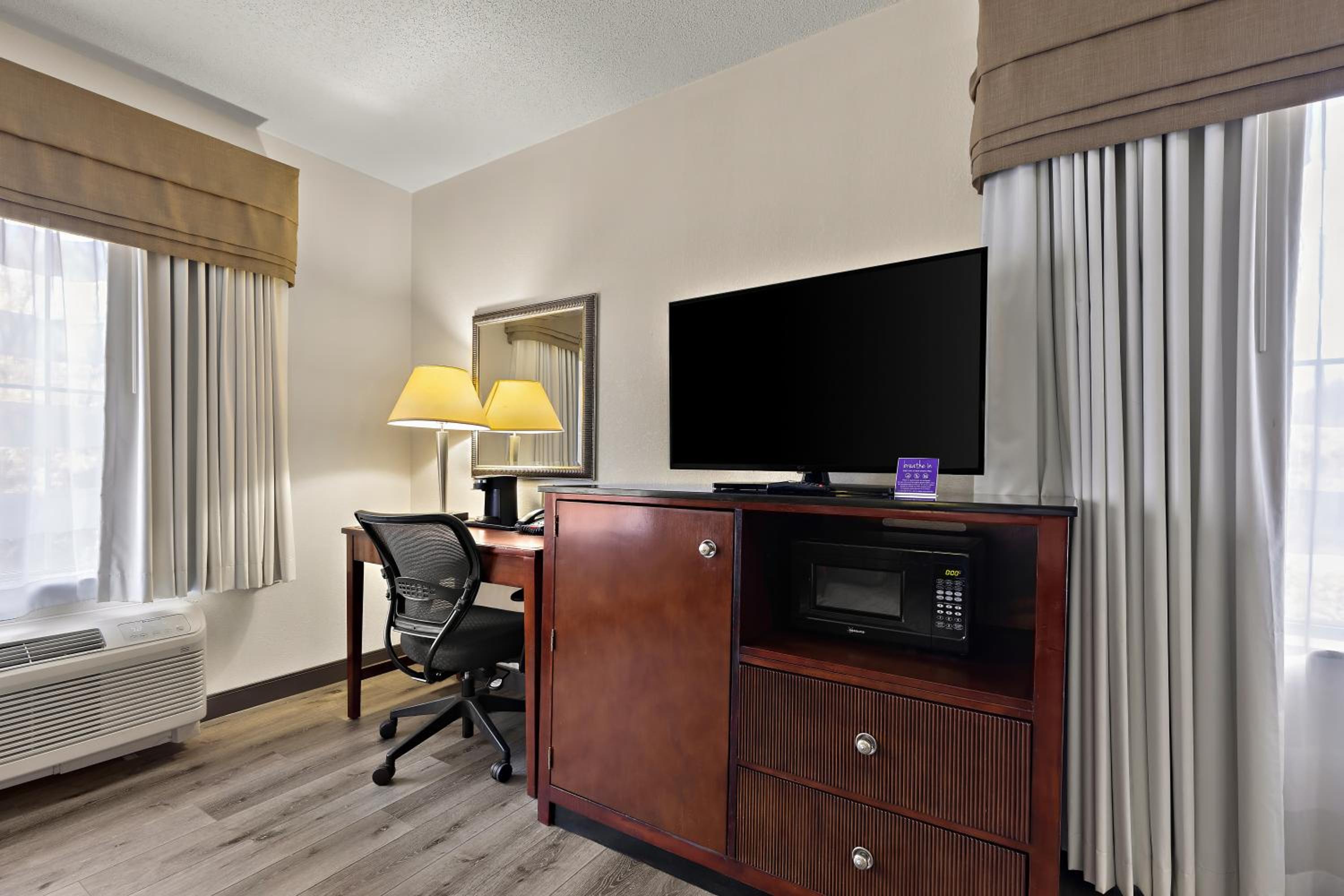King Suite - Non Smoking photo 3
