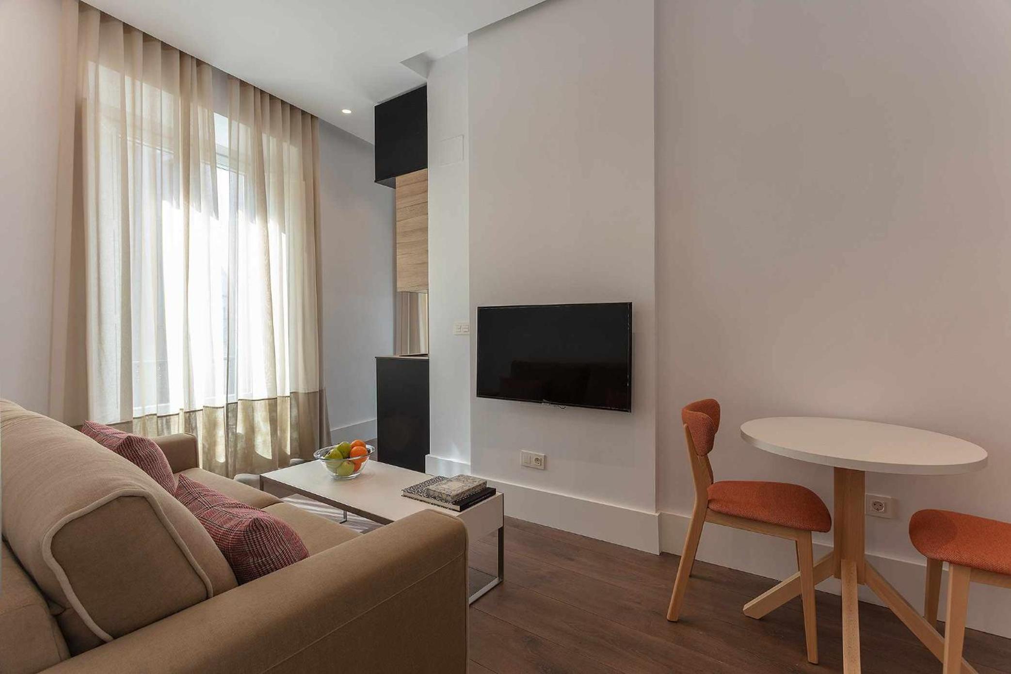 Apartment with Balcony - Photo 3