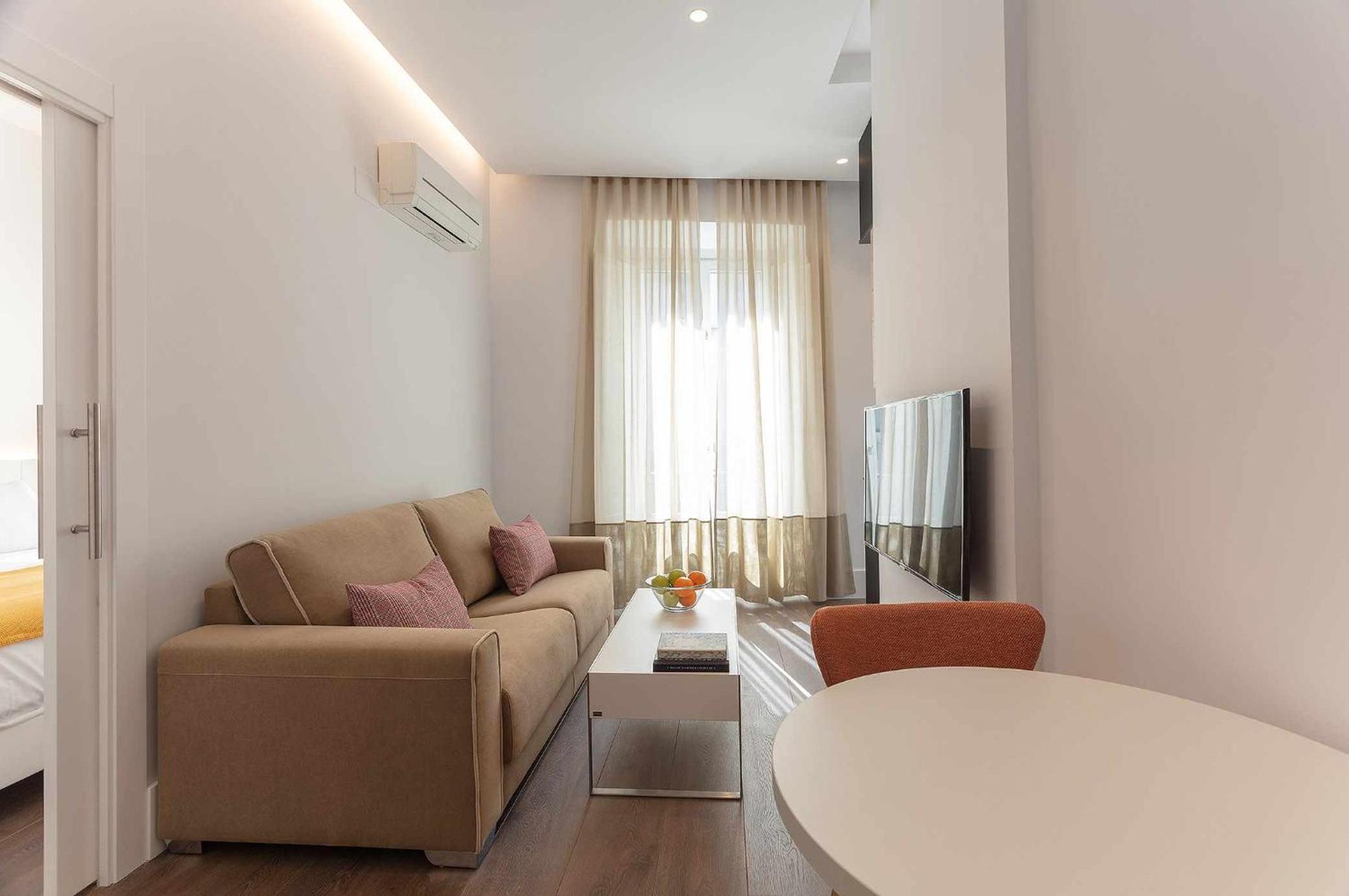 Apartment with Balcony - Photo 4