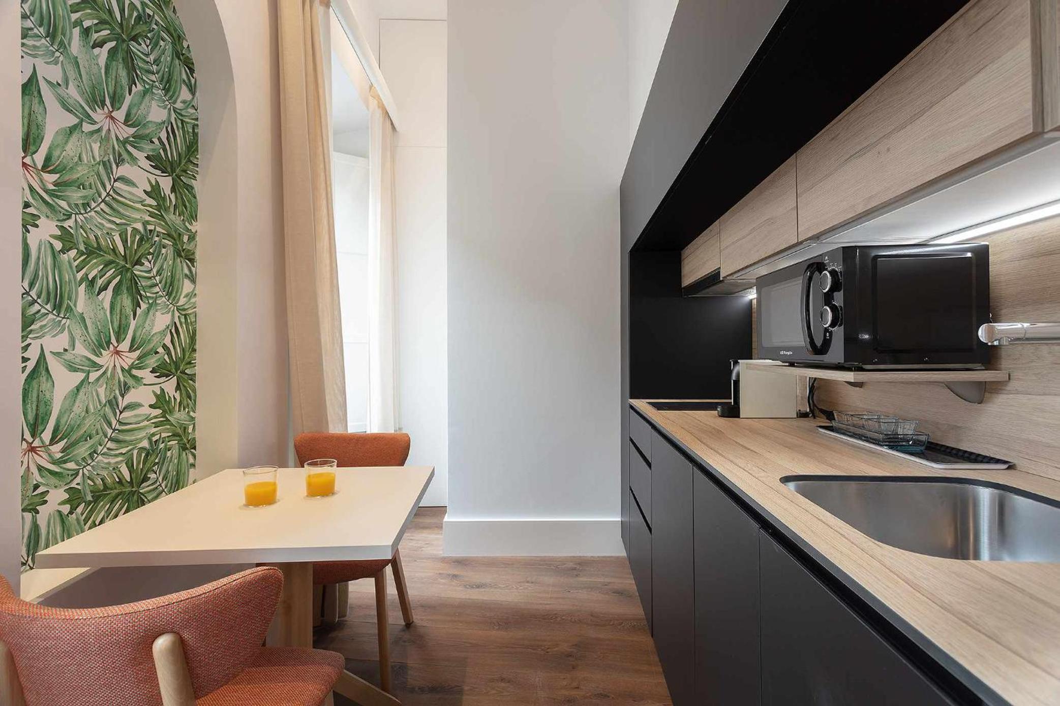 Apartment with Balcony - Photo 7