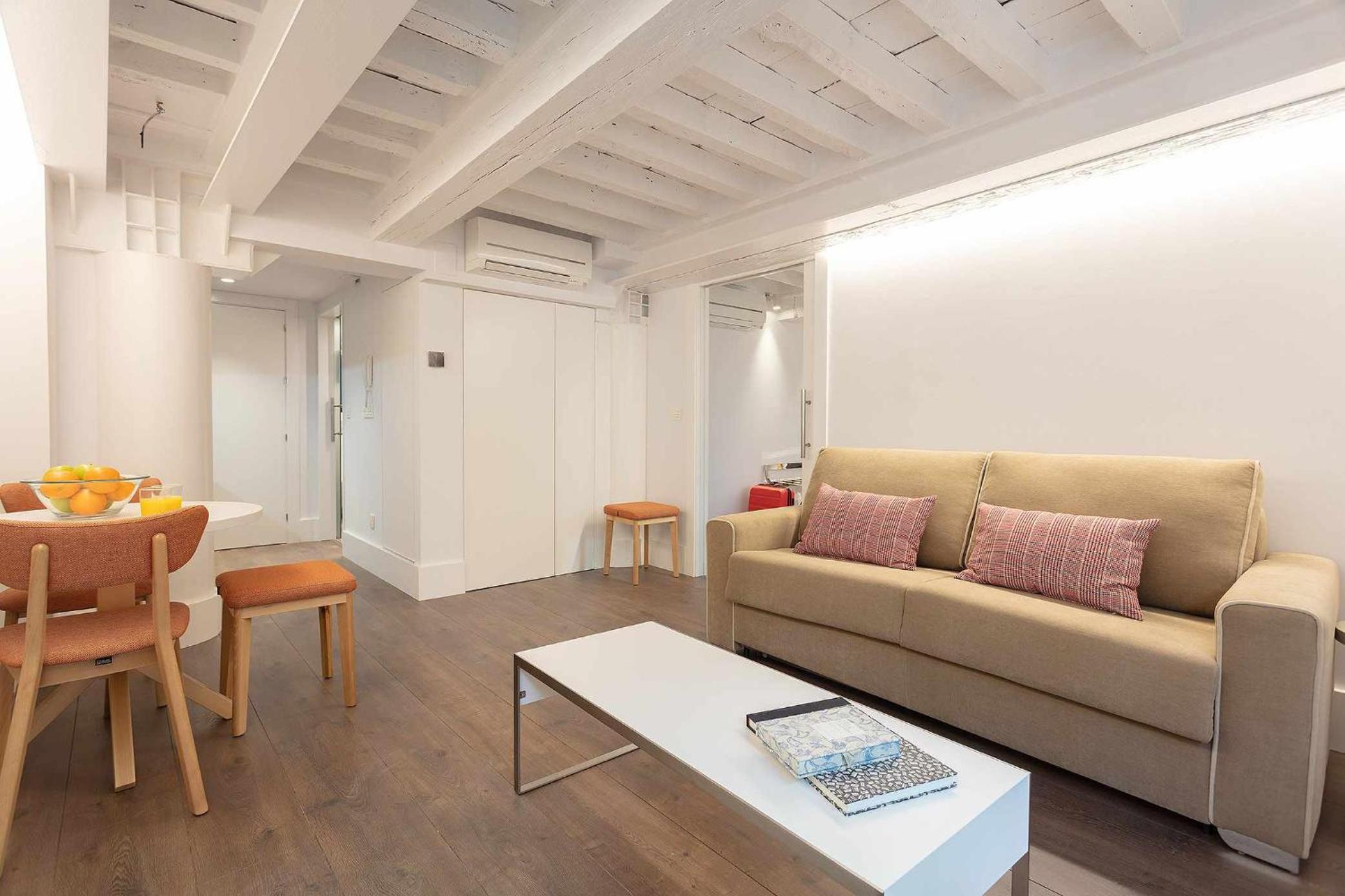 Standard Apartment - Photo 2