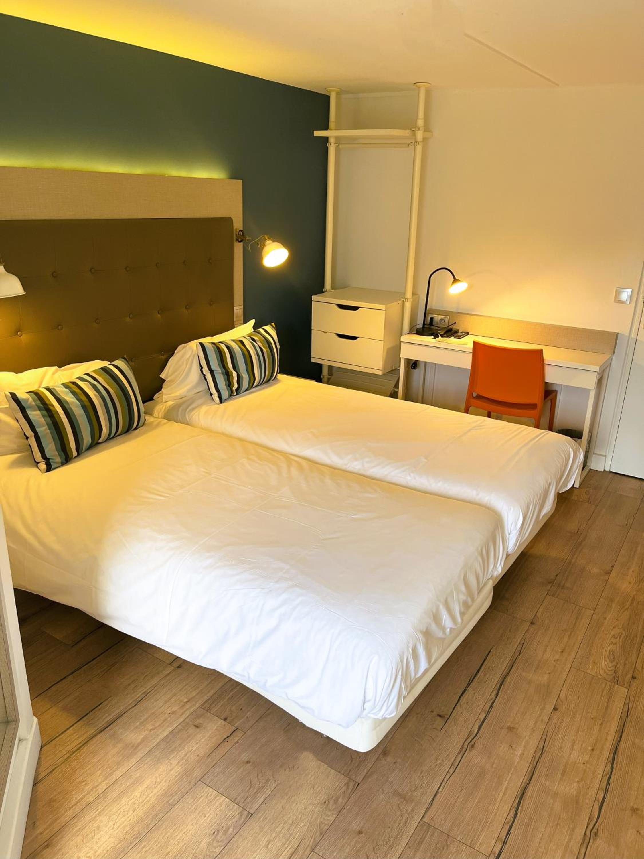 Twin Room - Photo 2