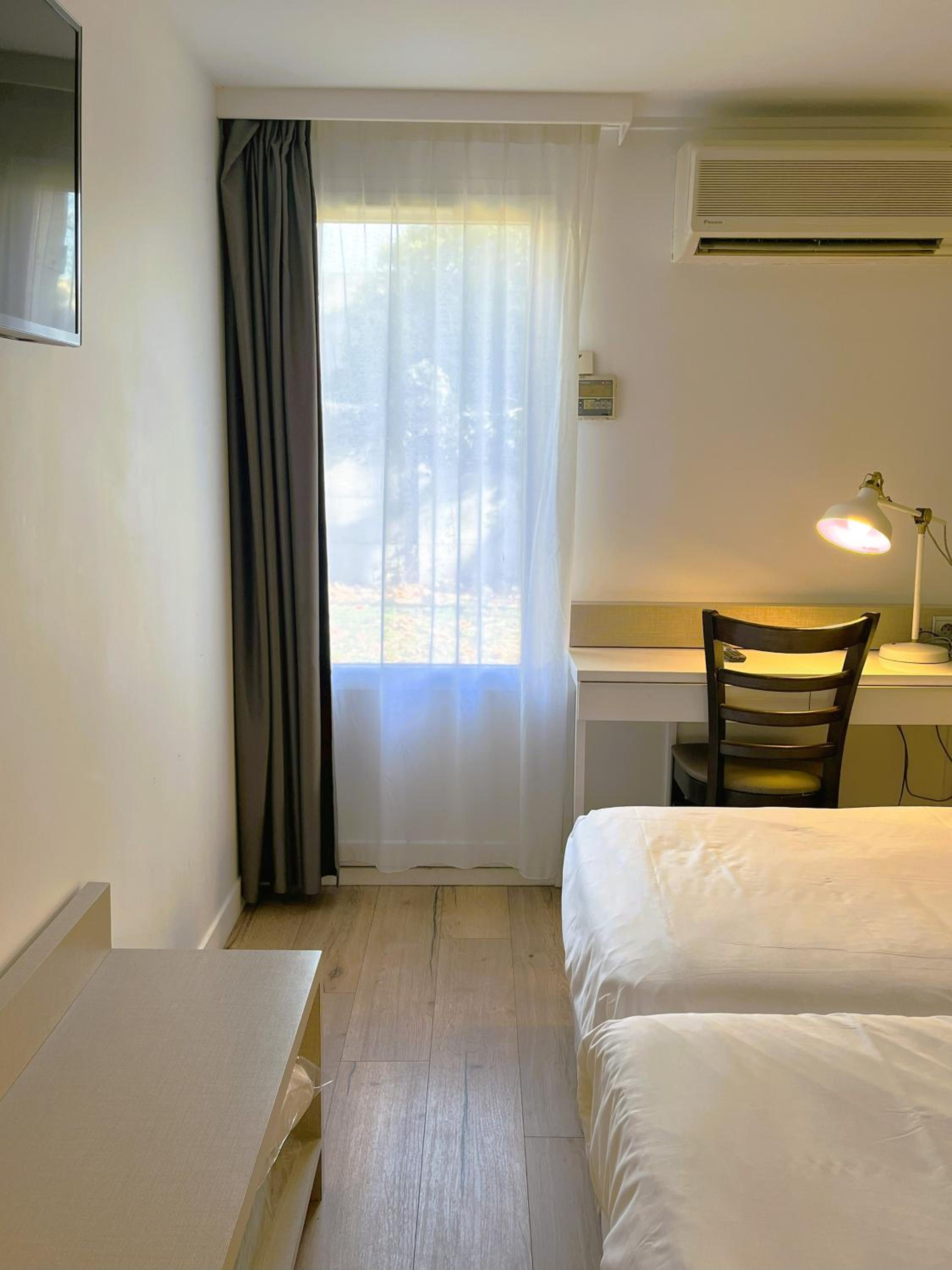 Twin Room - Photo 4