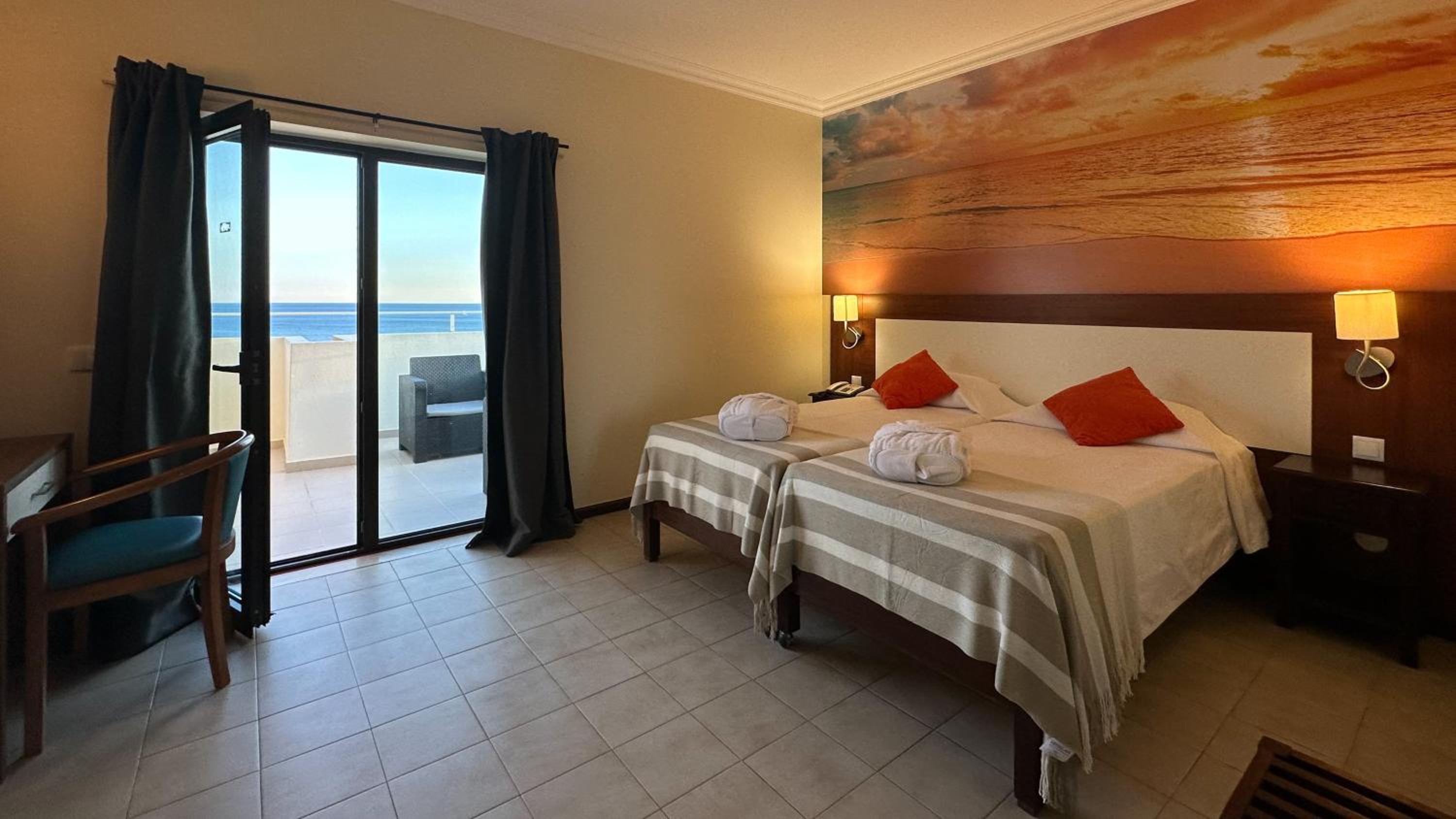 Twin Room with Sea View - Photo 17