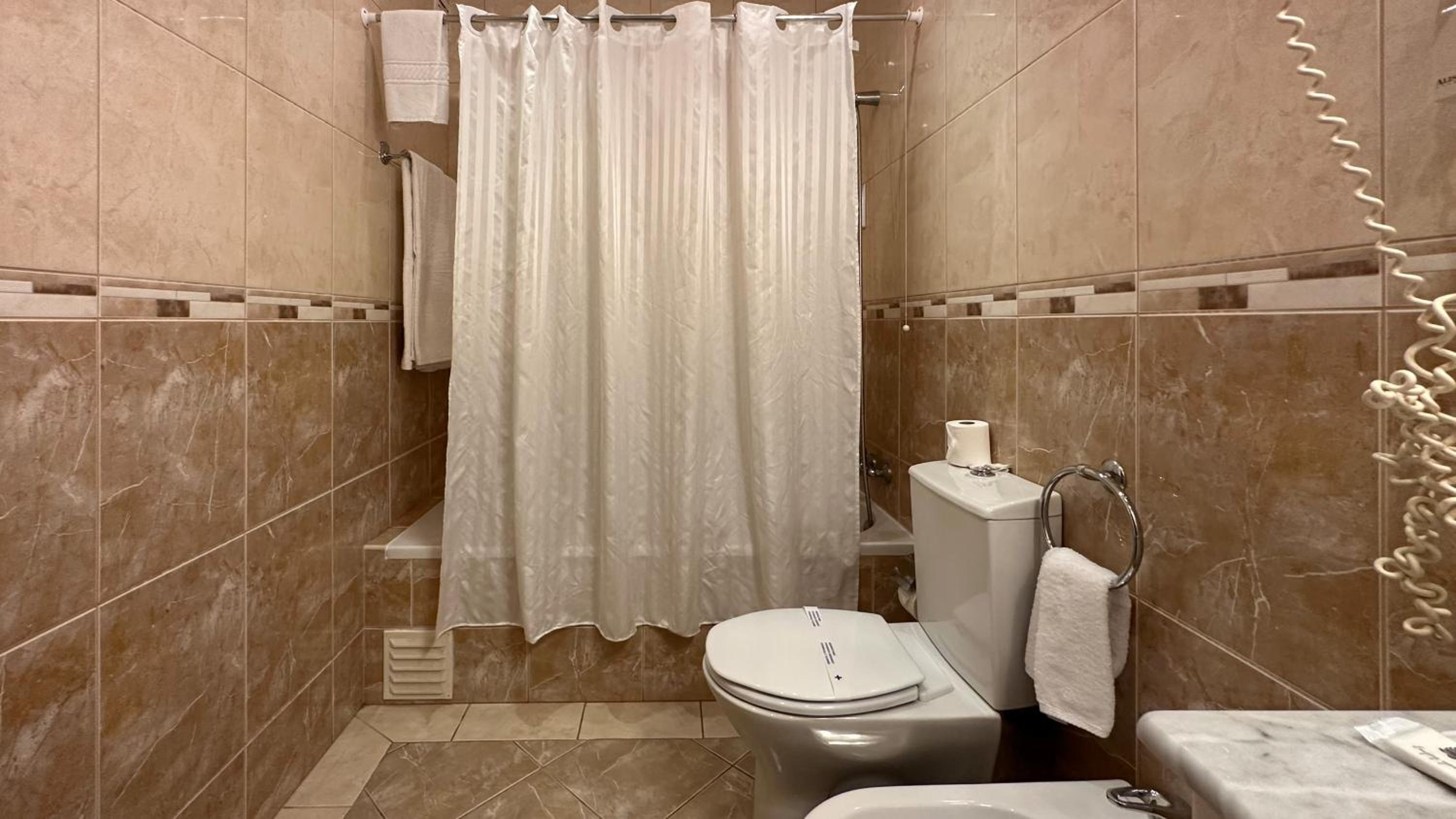 Standard Twin Room - Photo 30