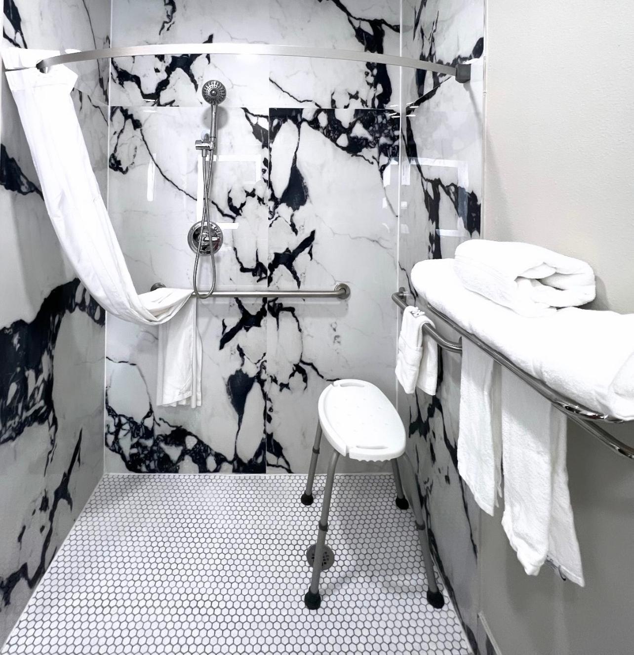 King Room with Roll-In Shower - Mobility/Hearing Accessible - Non-Smoking - Photo 4