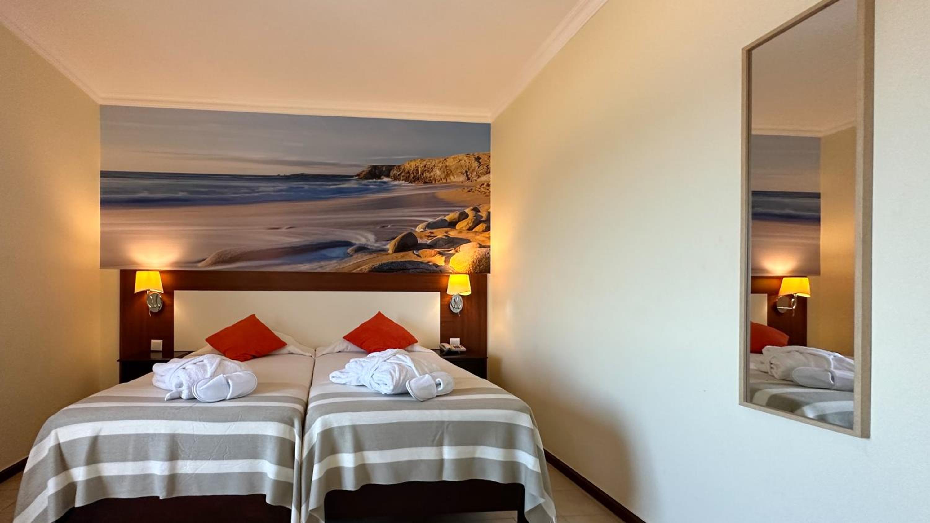 Standard Twin Room - Photo 13
