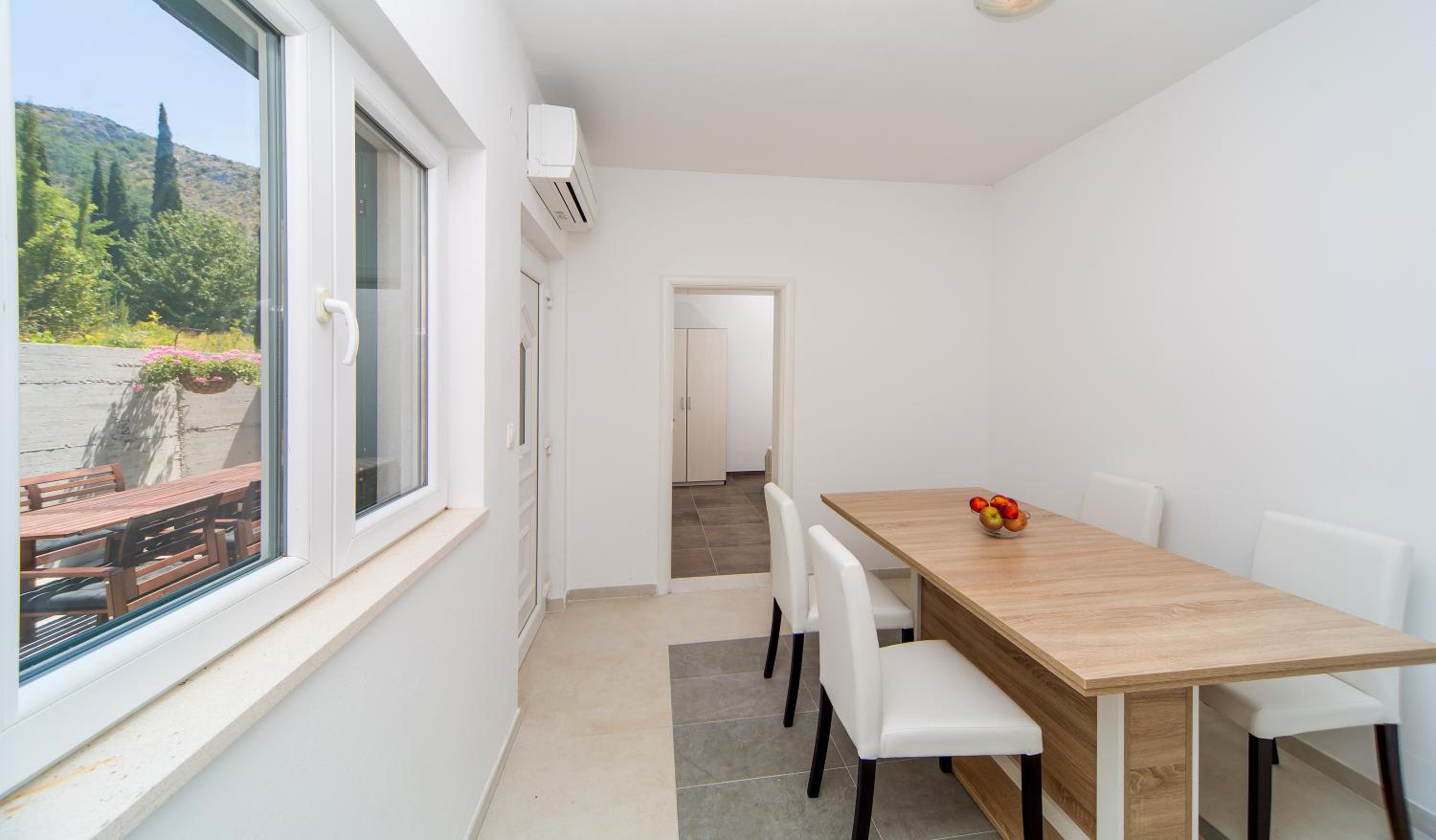 One-Bedroom Apartment with Terrace - Photo 3