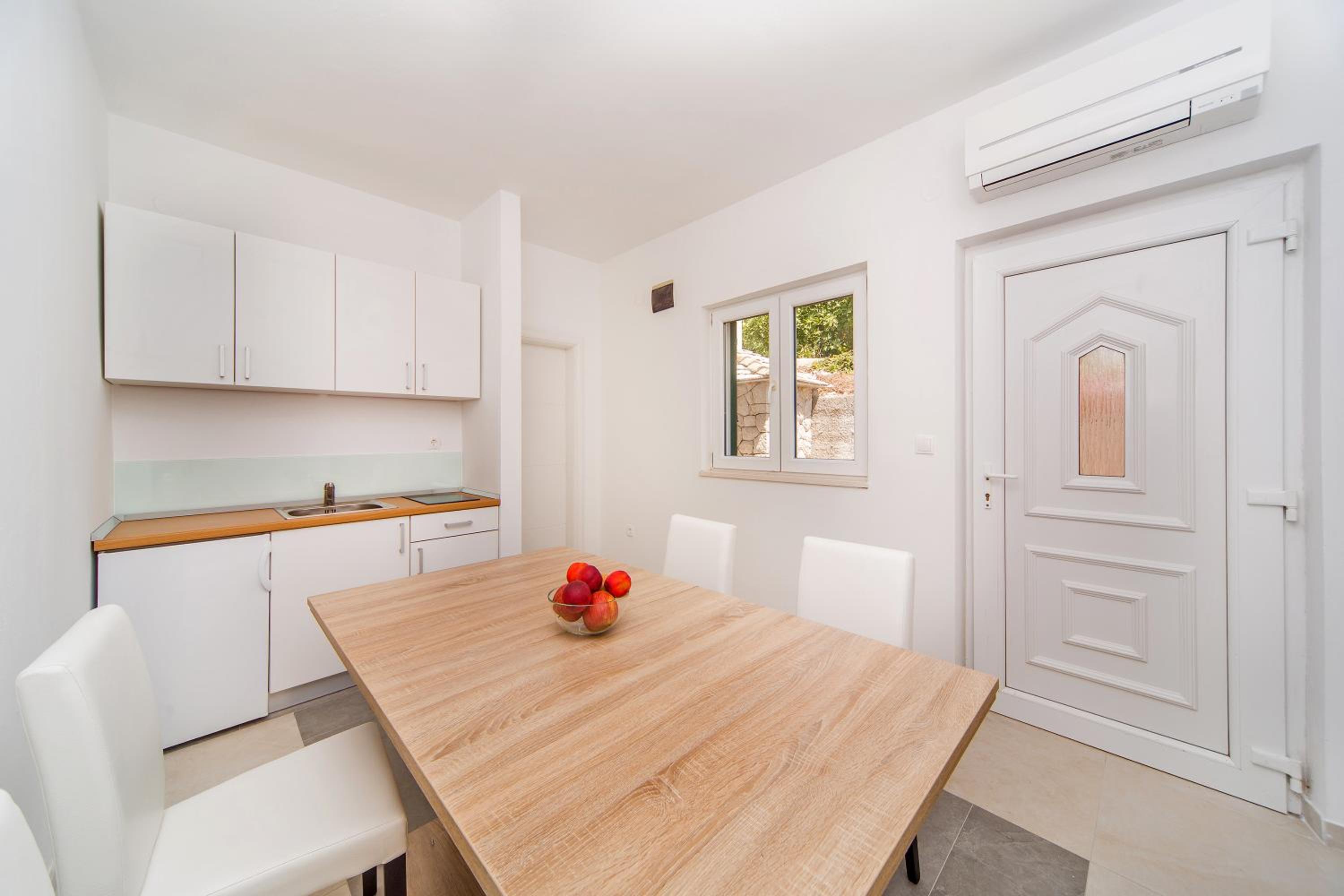 One-Bedroom Apartment with Terrace - Photo 5