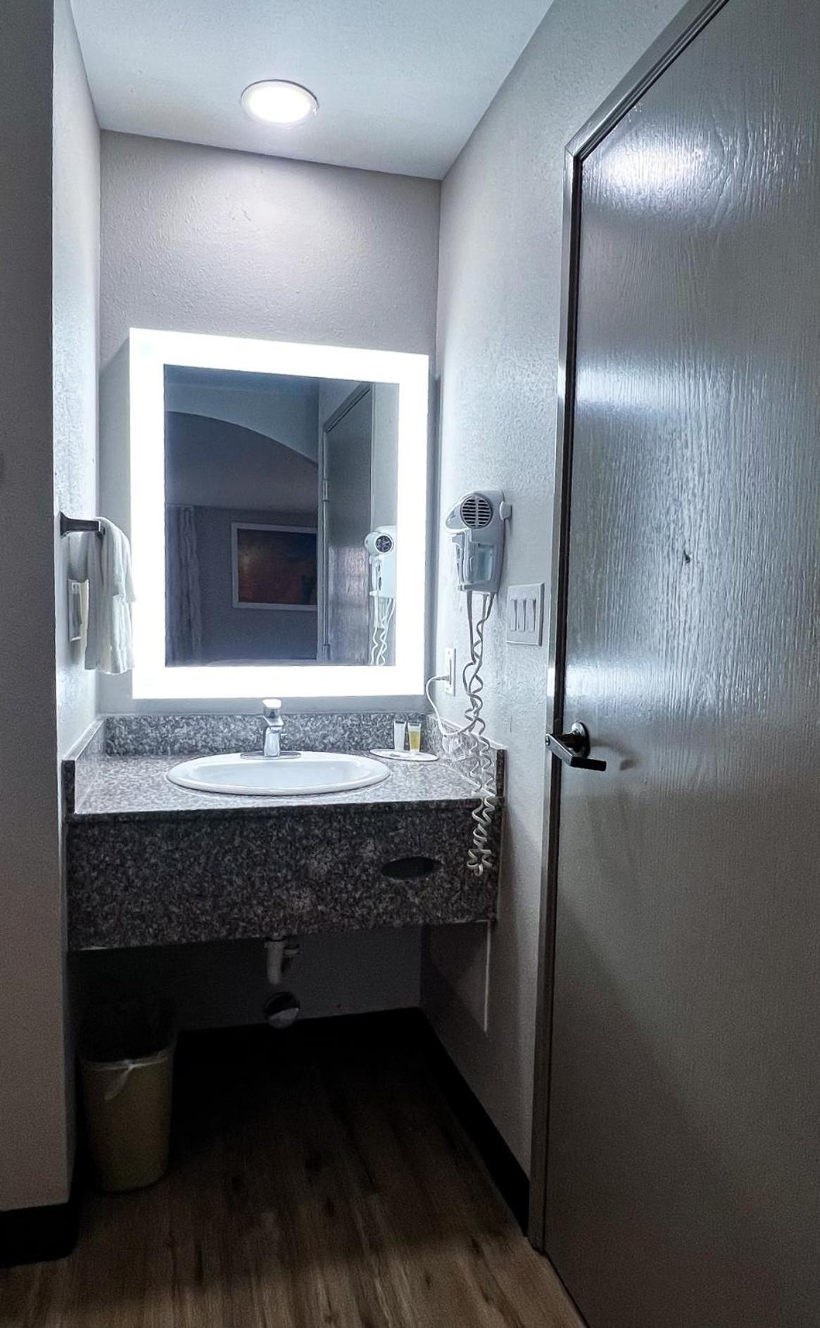 King Room - Non-Smoking - Photo 3