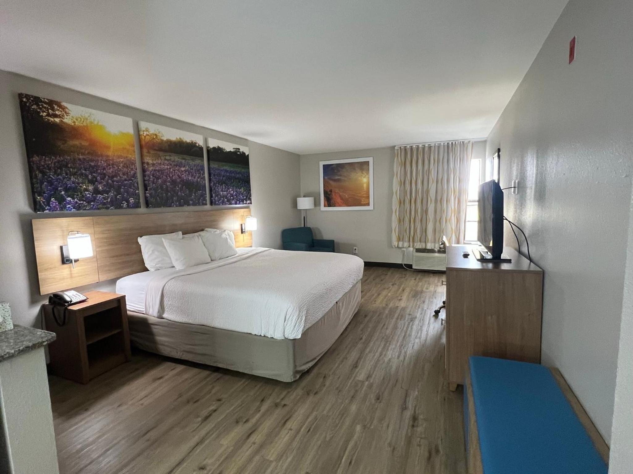 King Room with Roll-In Shower - Mobility/Hearing Accessible - Non-Smoking - Photo 1