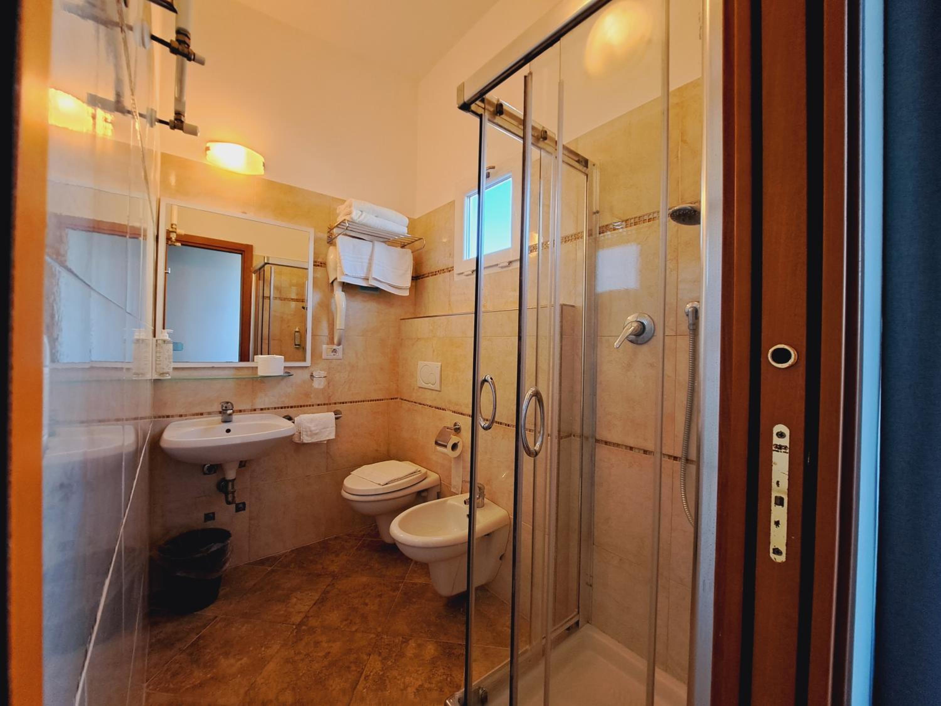 Classic Quadruple Room photo 3