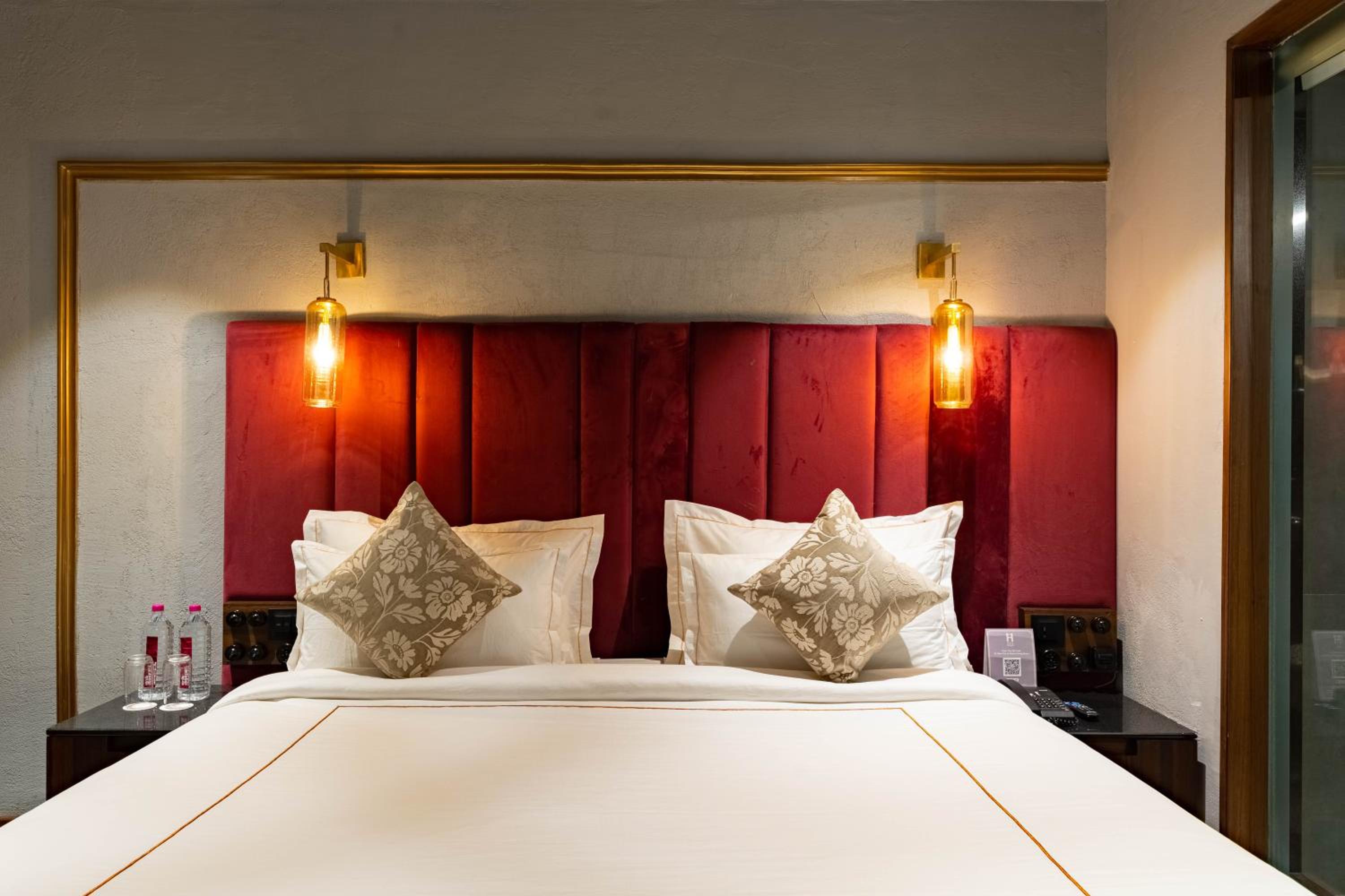 Standard King Room - Photo 8