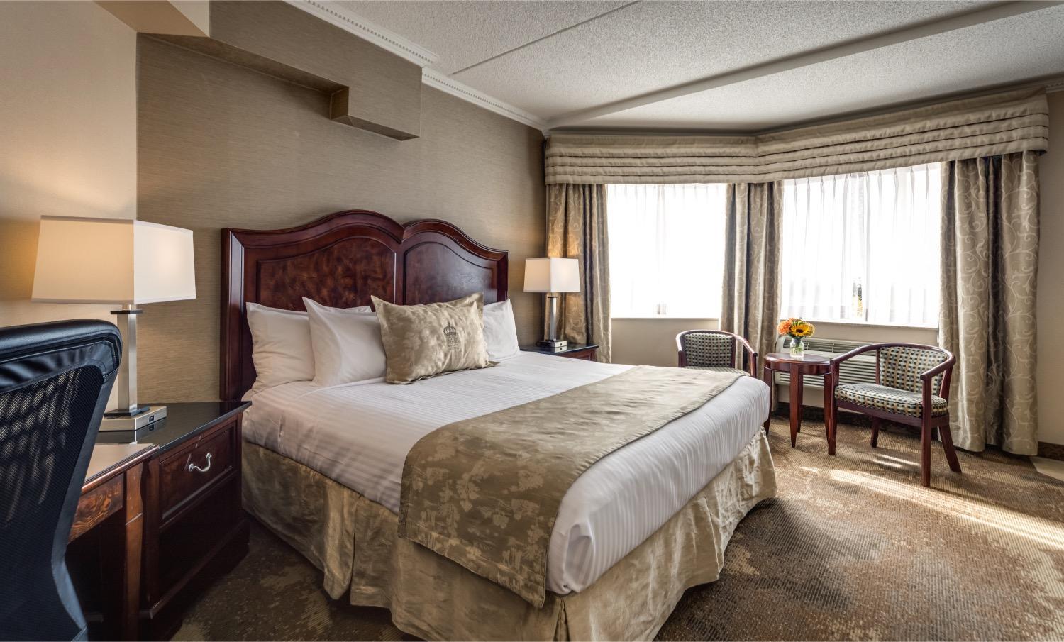 Queen Suite with Jetted Tub - Photo 2