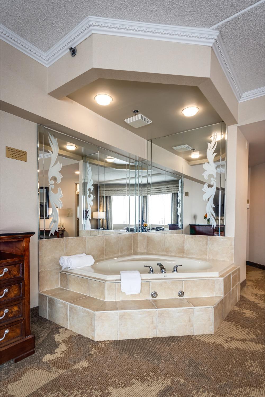 Queen Suite with Jetted Tub - Photo 4