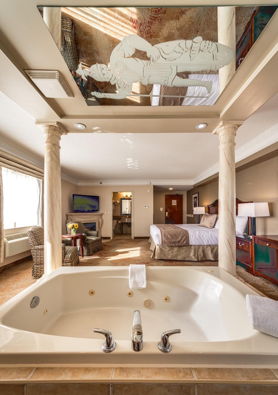 Luxury King Suite with Jetted Tub - Photo 3