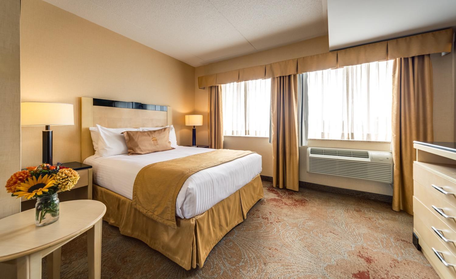 Standard Room with 1 Queen Bed - Photo 5