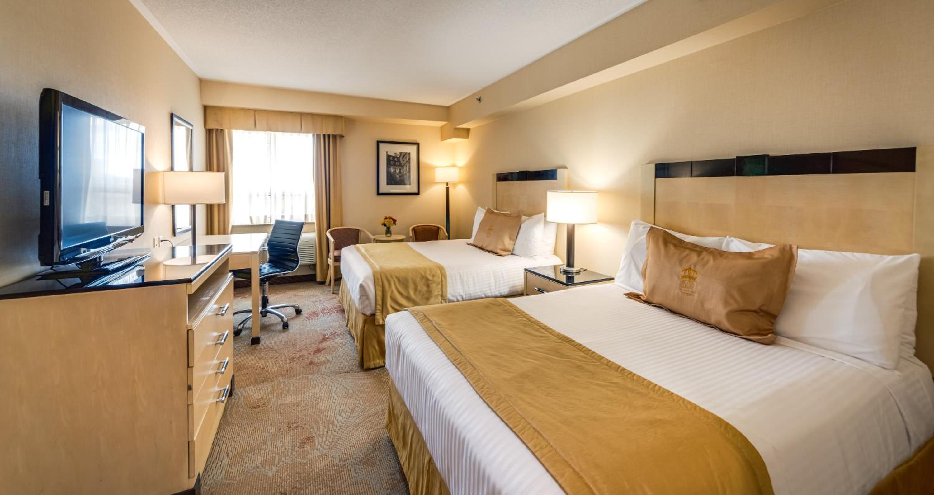 Standard Room with Two Queen Beds - Photo 8