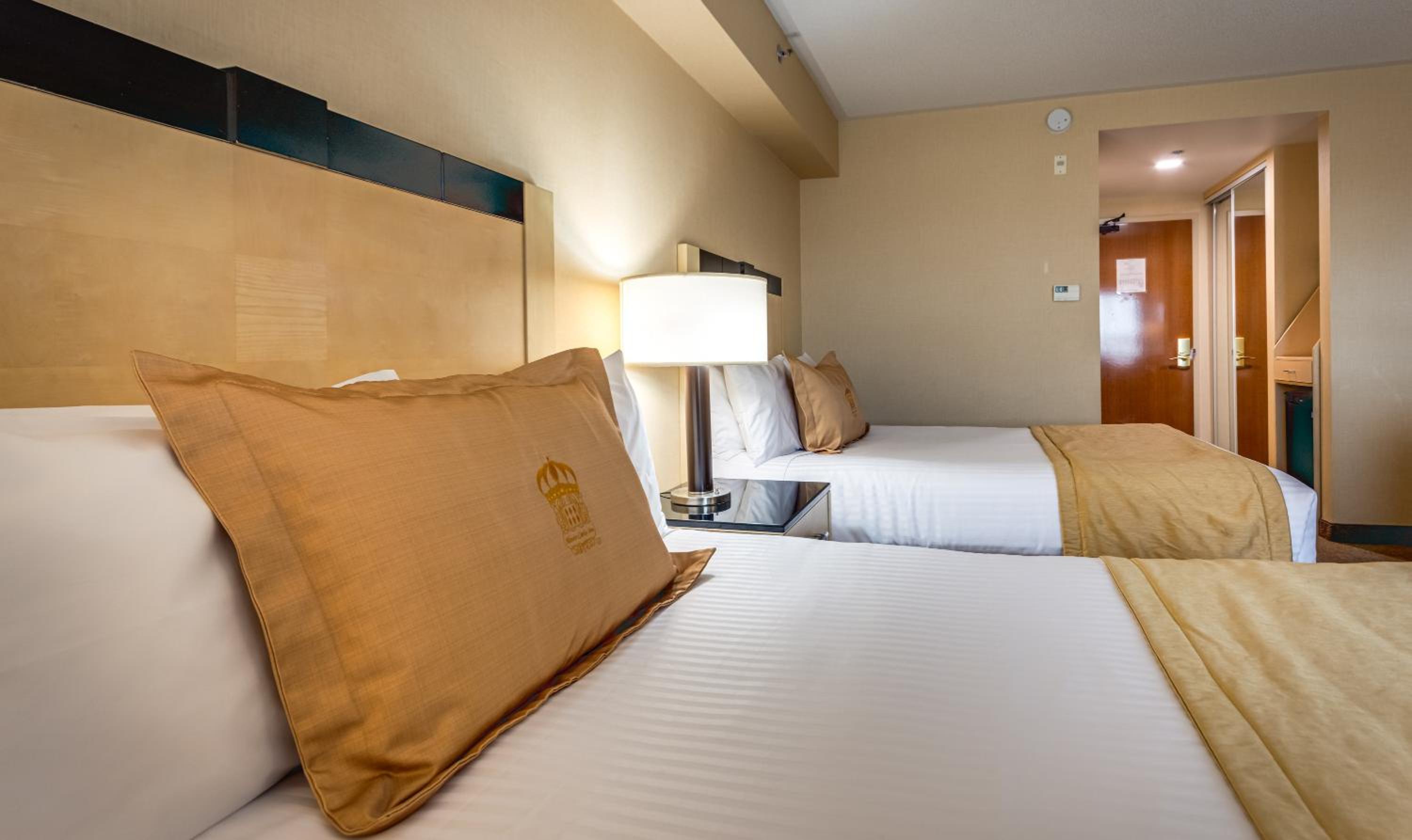 Standard Room with Two Queen Beds - Photo 4