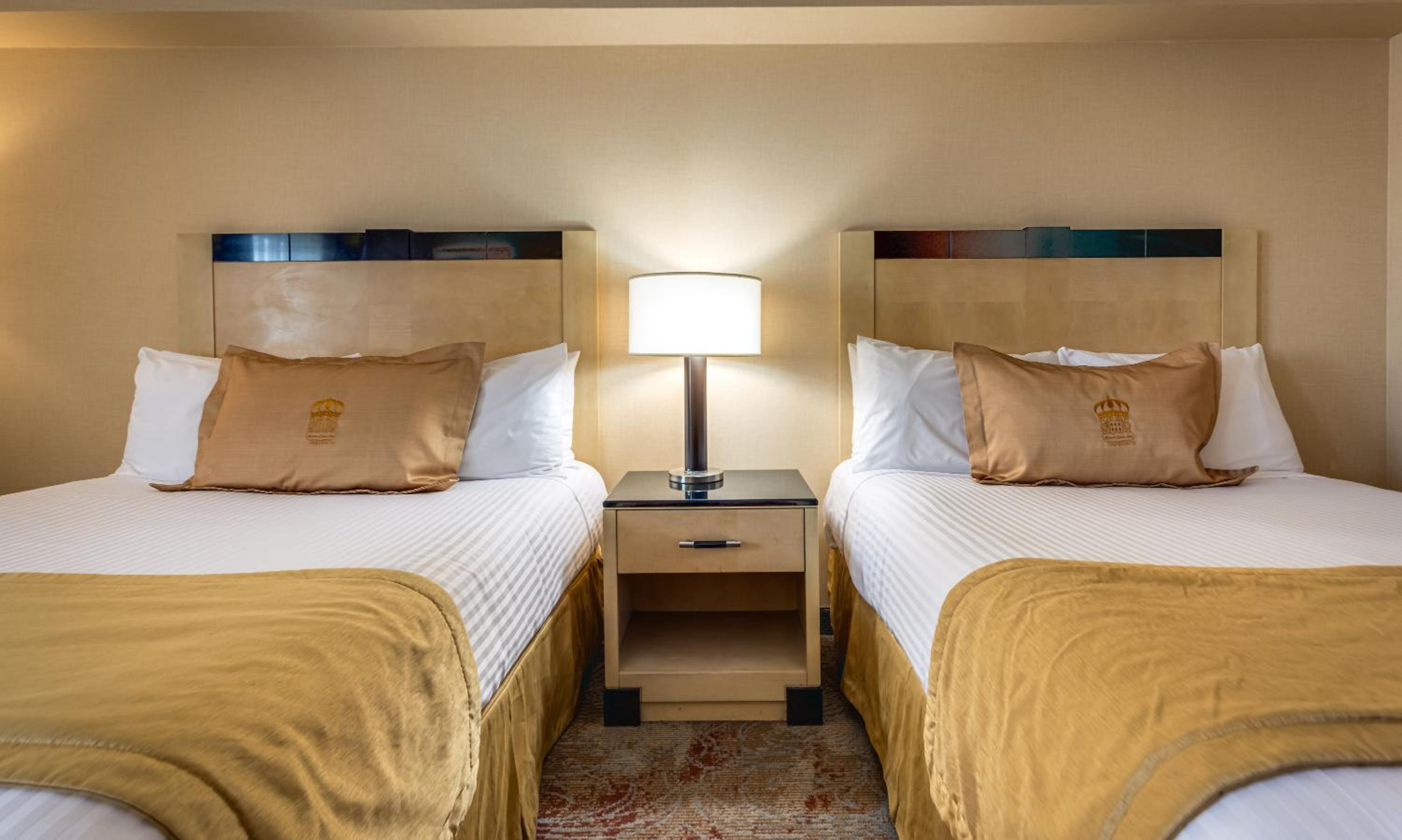 Standard Room with Two Queen Beds - Photo 9