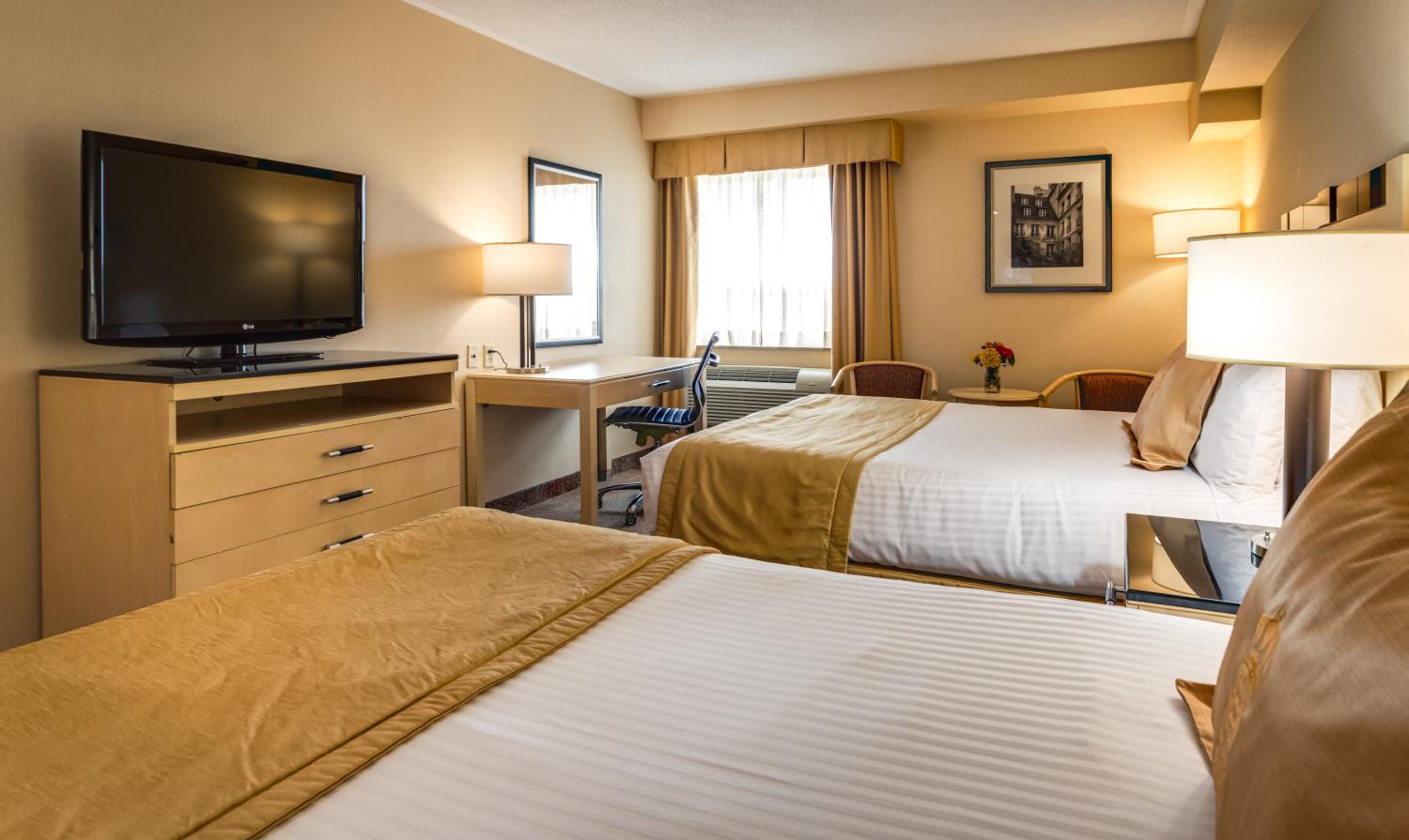 Standard Room with Two Queen Beds - Photo 5