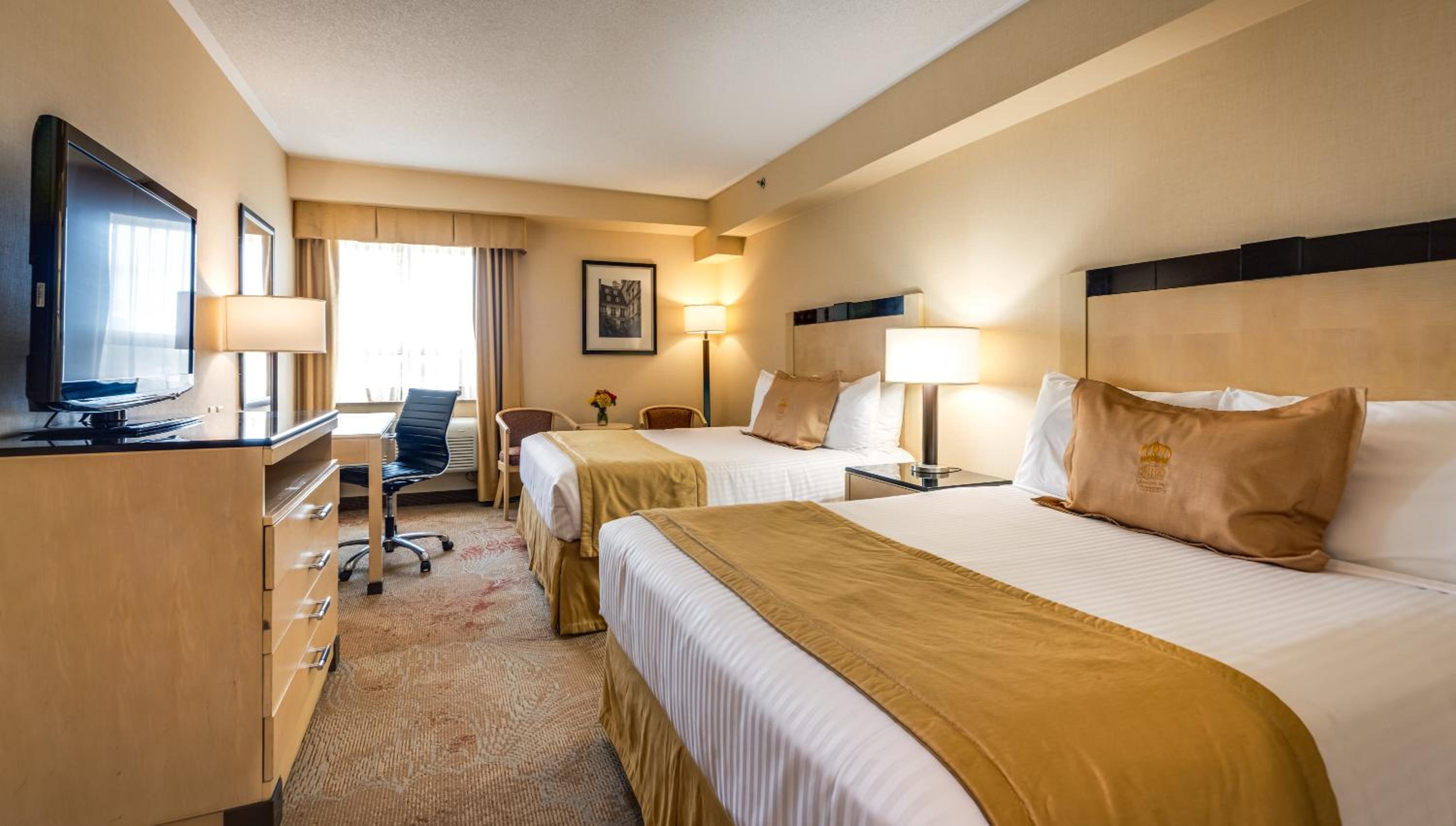 Standard Room with Two Queen Beds - Photo 6