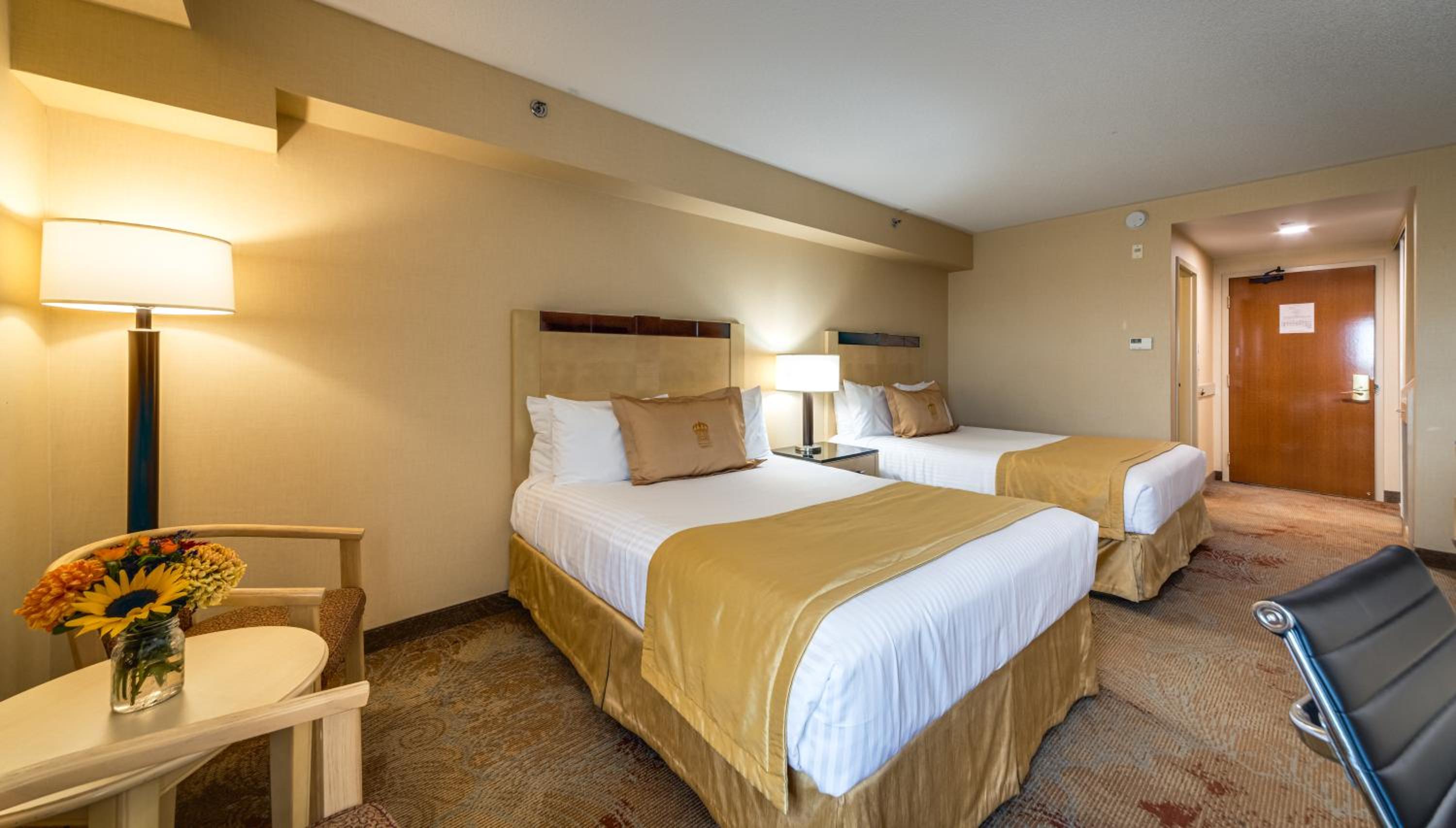 Standard Room with Two Queen Beds - Photo 7