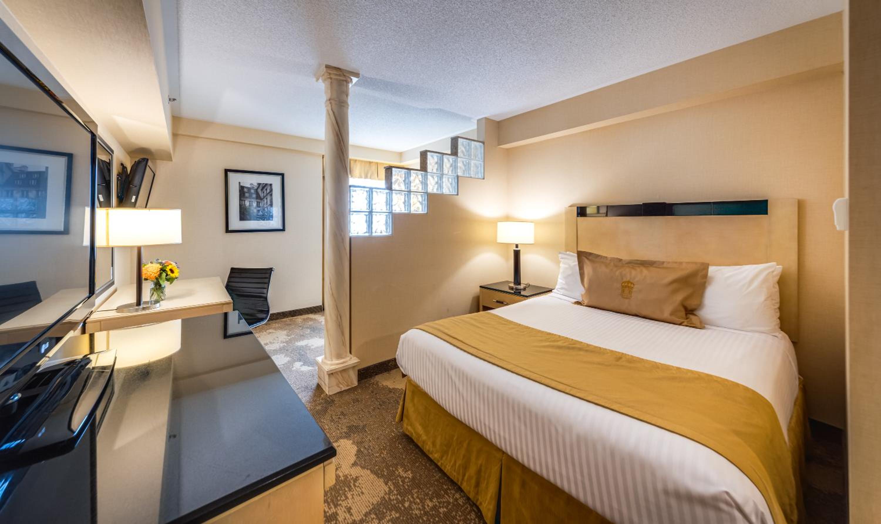 Queen Suite with Sofa Bed - Photo 8