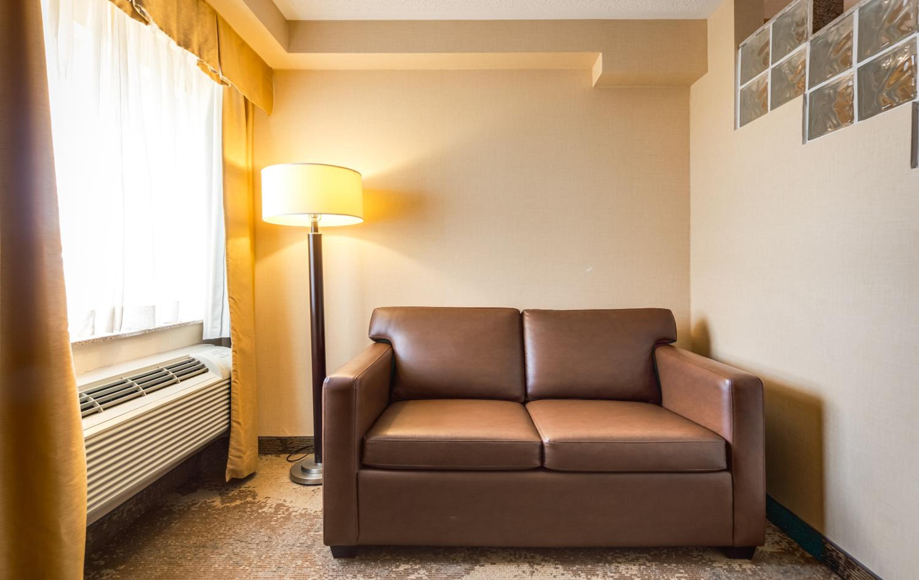 Queen Suite with Sofa Bed - Photo 5