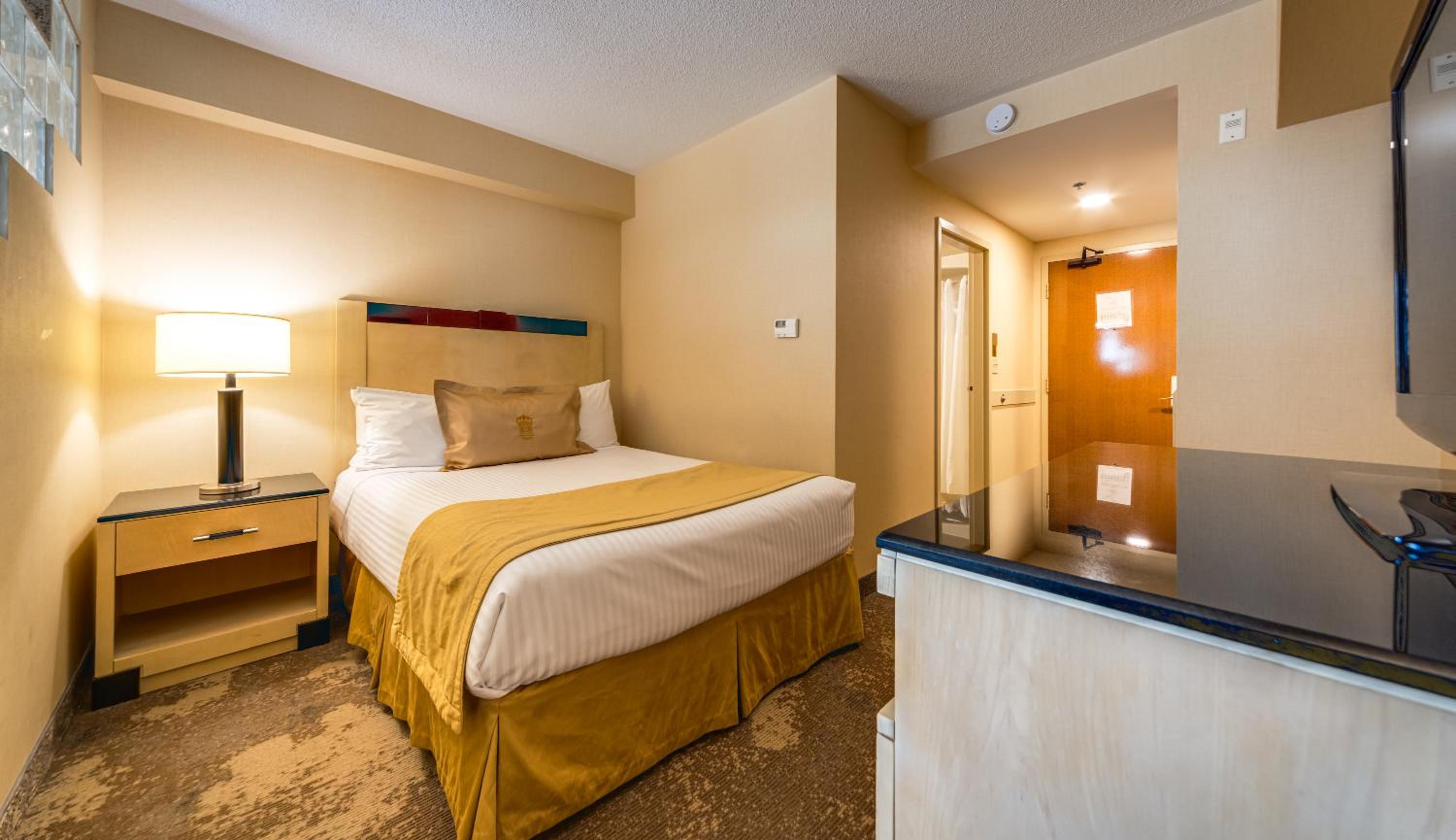 Queen Suite with Sofa Bed - Photo 6