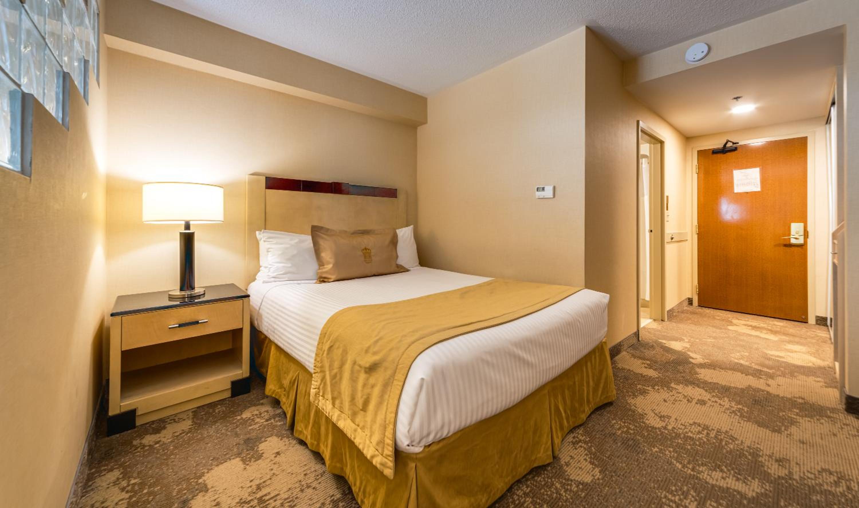 Queen Suite with Sofa Bed - Photo 4