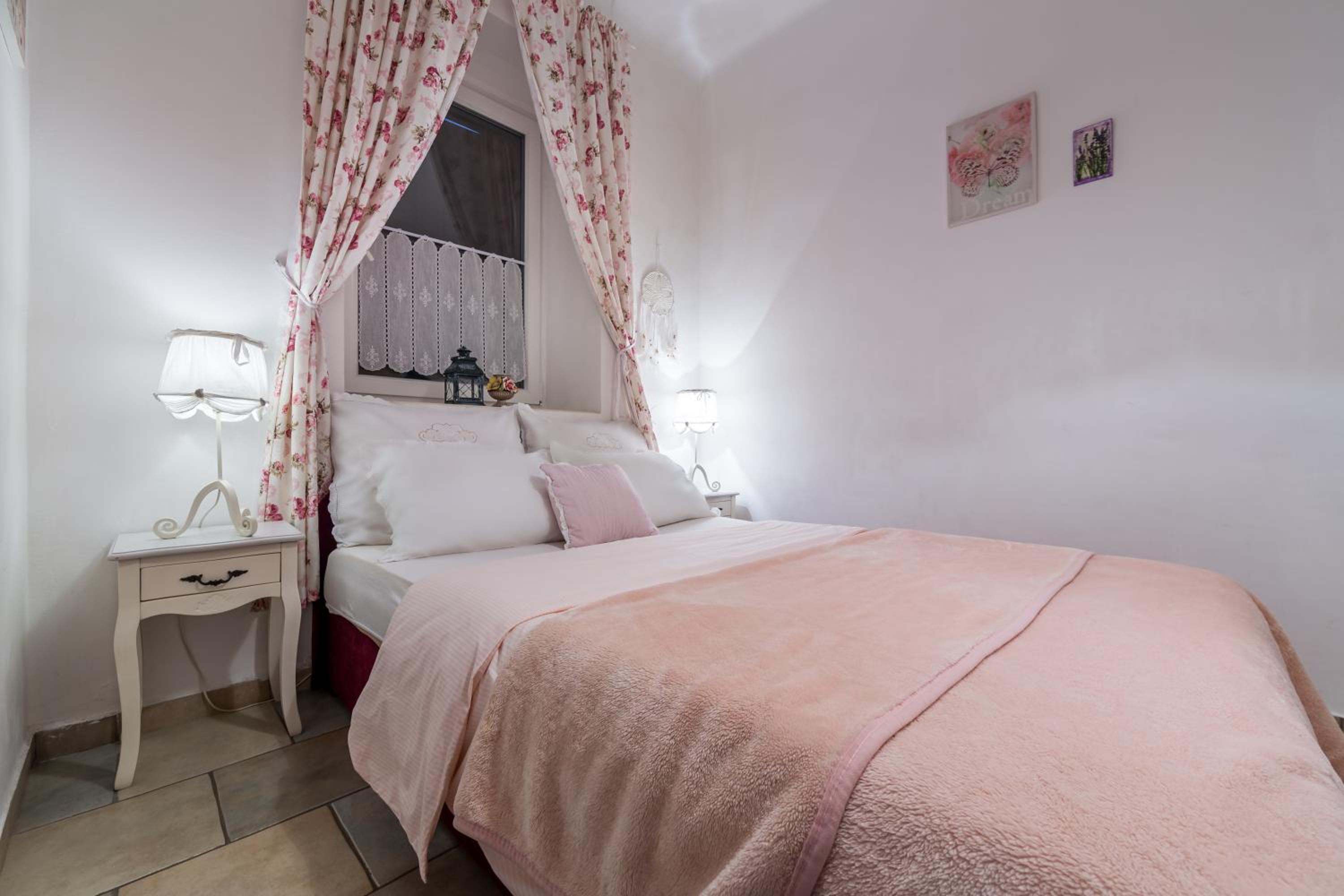 Two-Bedroom House - Photo 4