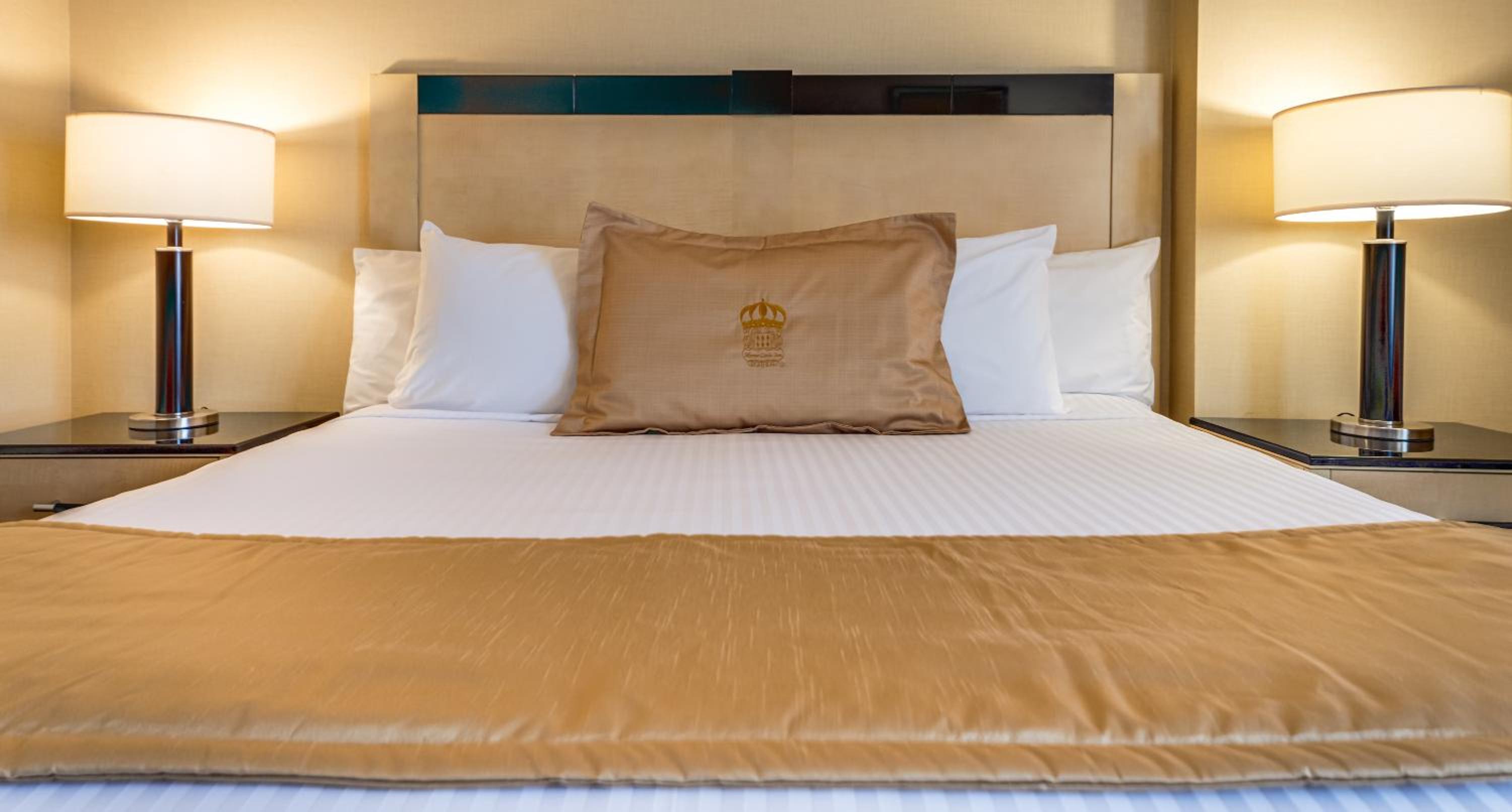 Standard room with 1 king bed - Photo 6