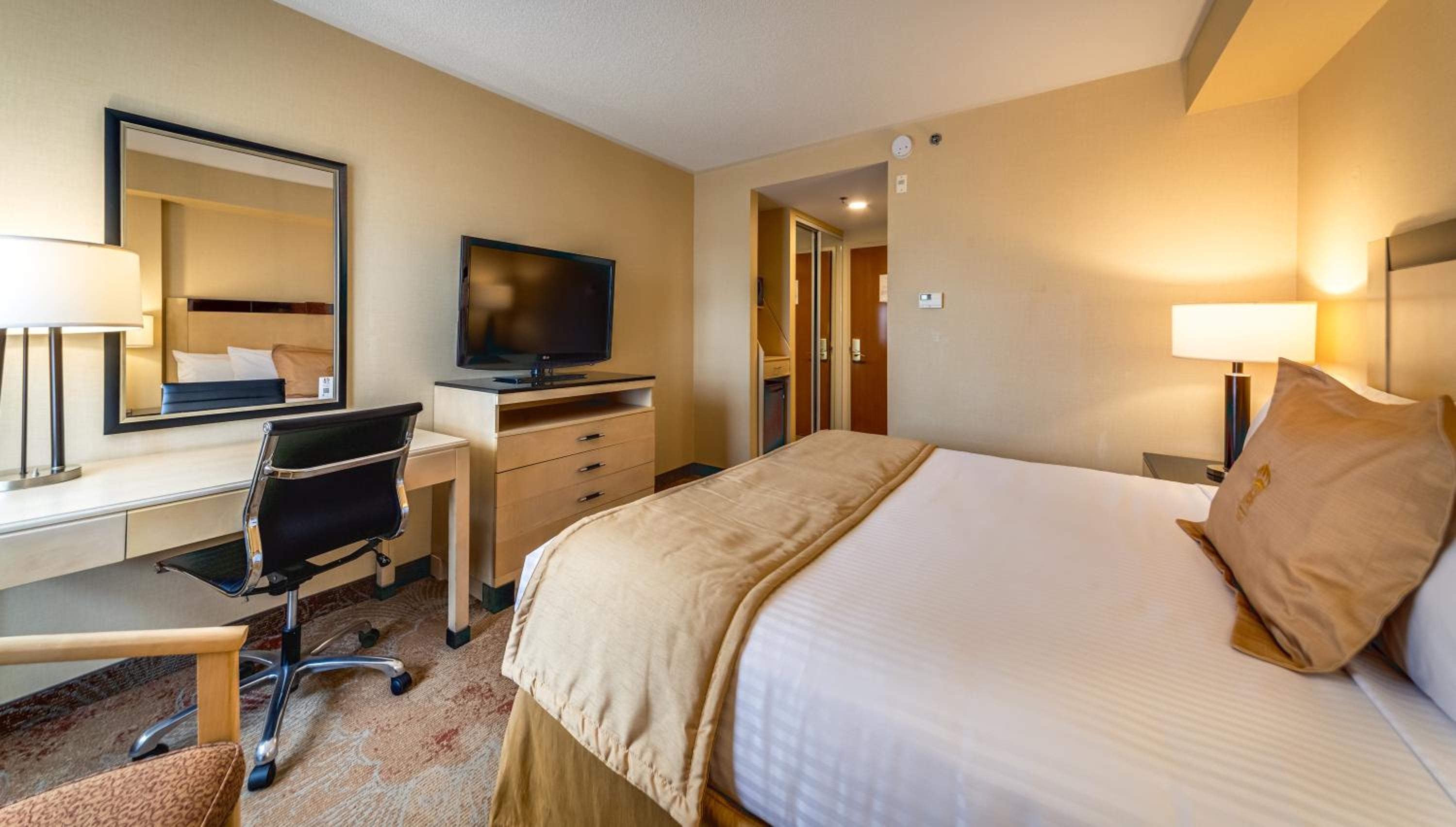 Standard room with 1 king bed - Photo 2