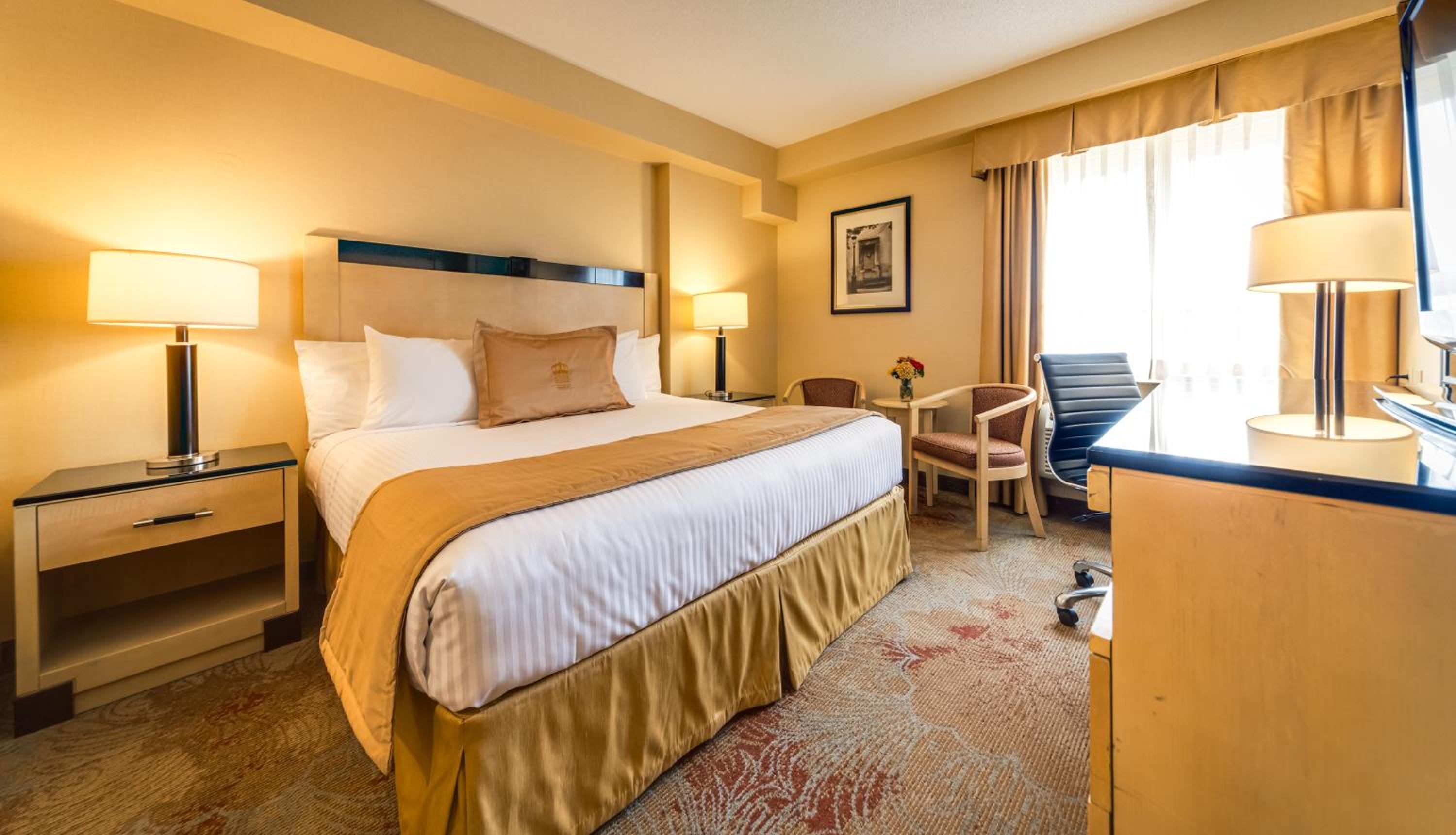 Standard room with 1 king bed - Photo 3