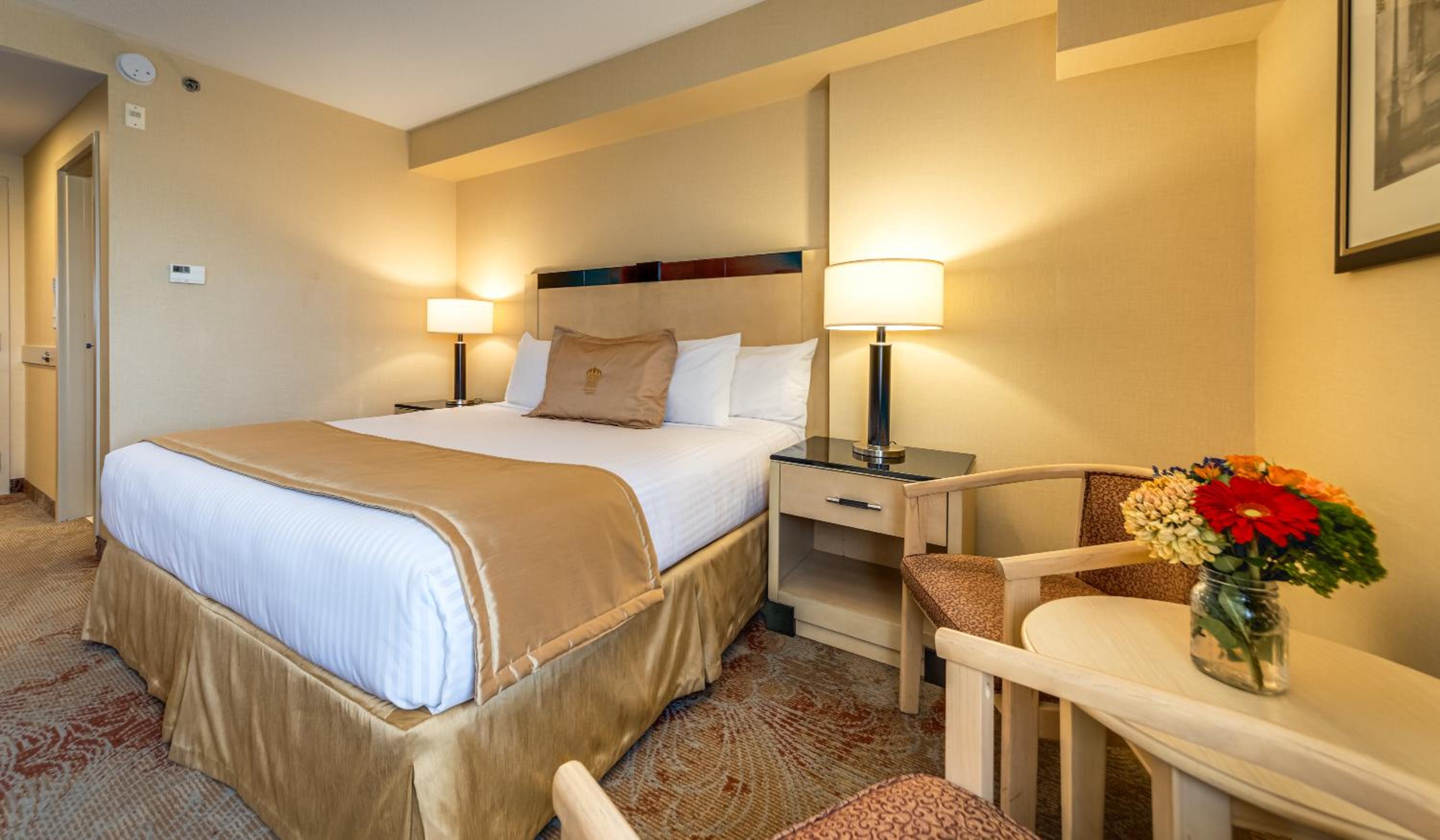 Standard room with 1 king bed - Photo 1