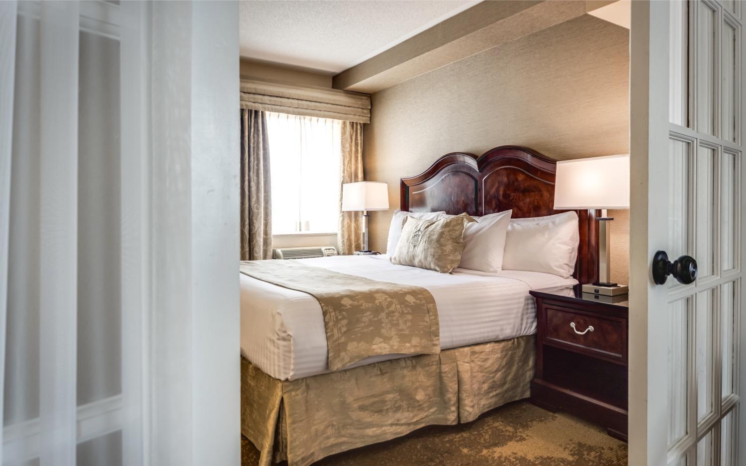 Deluxe King Suite with Jetted Tub and Living Room - Photo 3