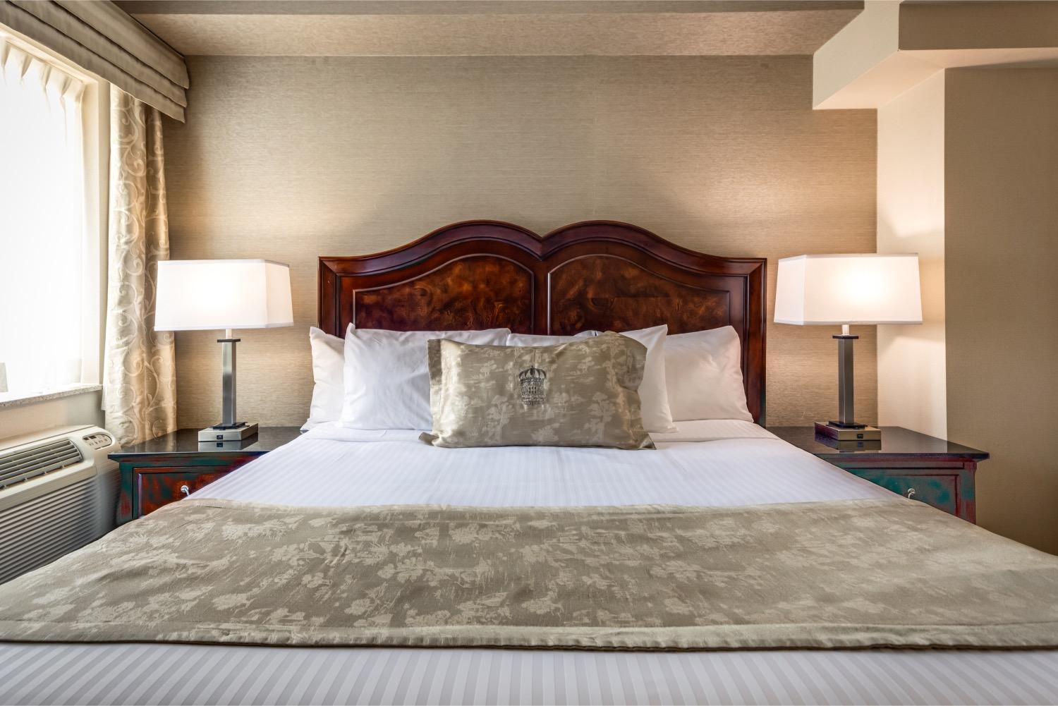 Deluxe King Suite with Jetted Tub and Living Room - Photo 5