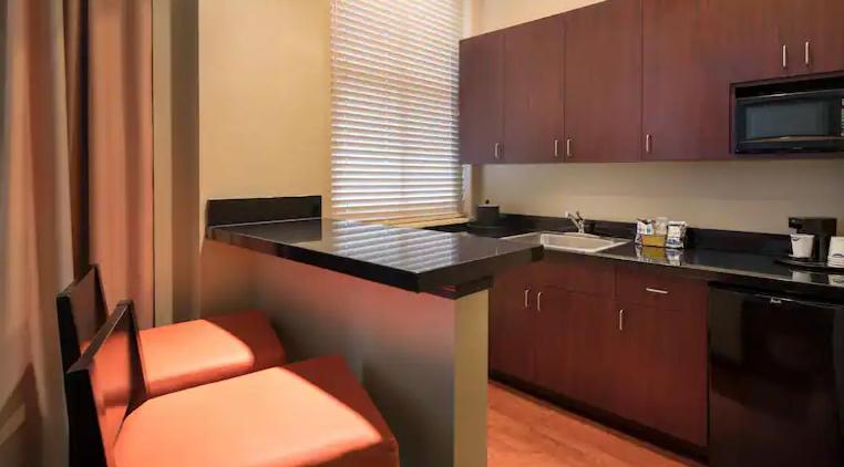 One-Bedroom King Suite - Non-Smoking - Photo 3