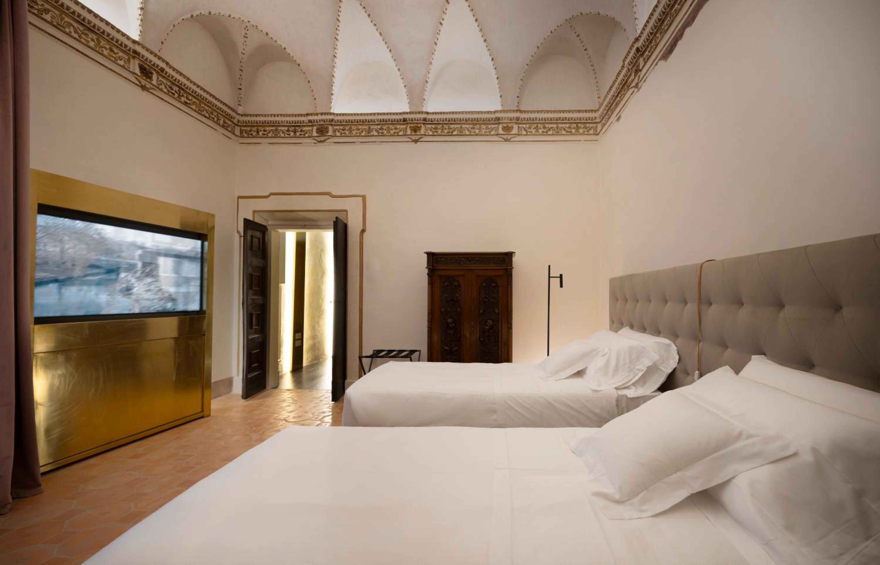 Deluxe Double or Twin Room - Photo 12