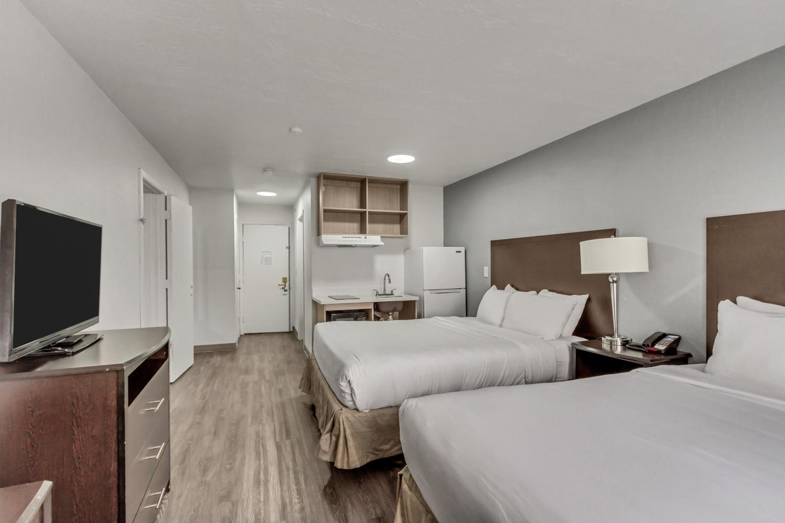 Quadruple Room with Two Queen Beds - Non Smoking - Photo 2