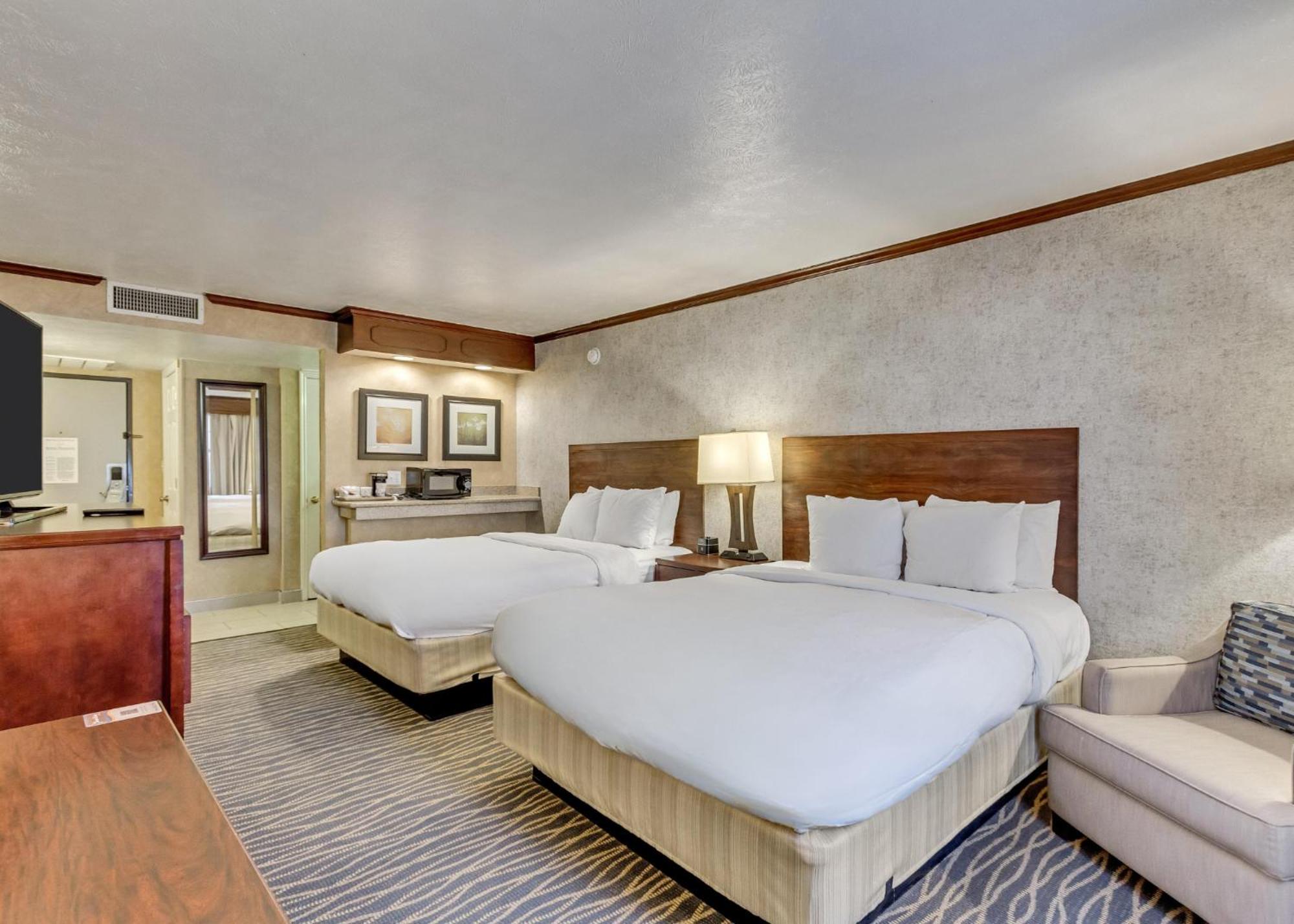 Queen Room with Two Queen Beds - Non-Smoking - Photo 7