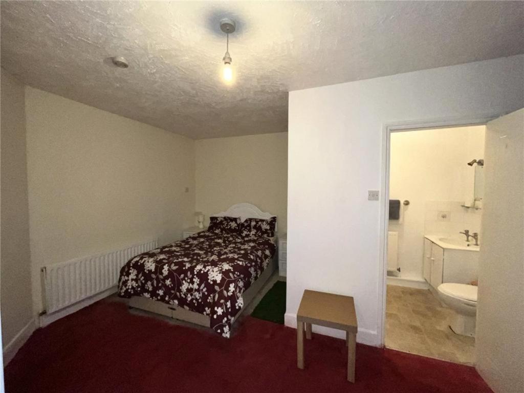 One-Bedroom Apartment photo 1
