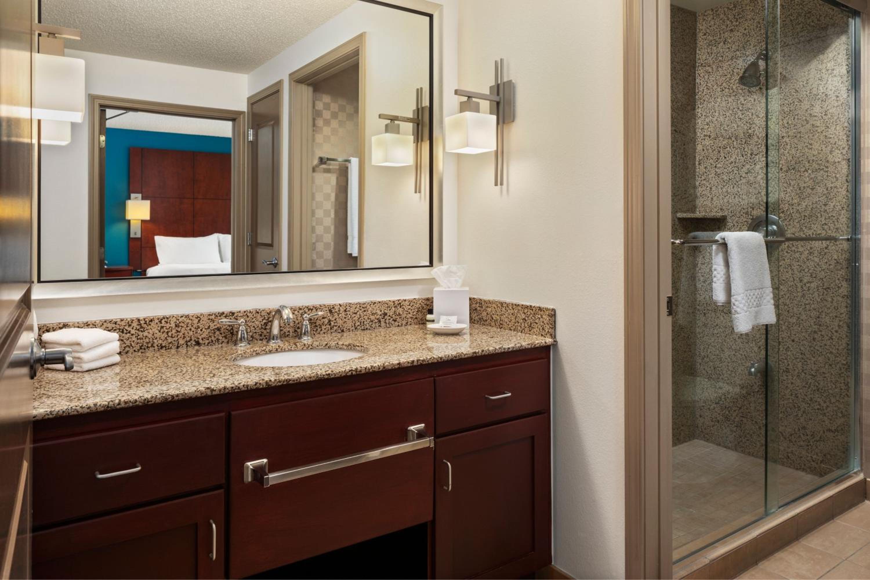 One-Bedroom King Suite with Sofa Bed and Fireplace - Photo 4