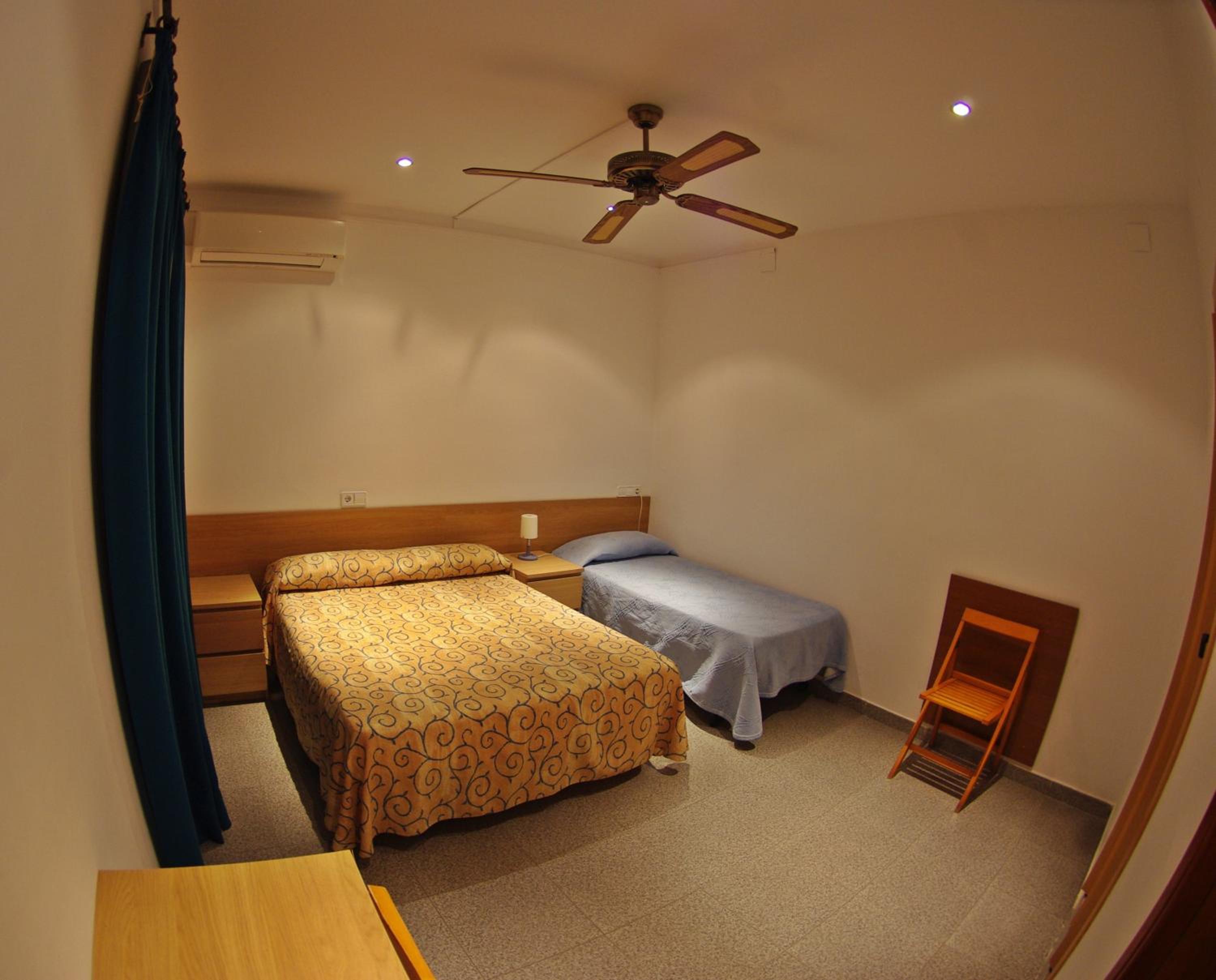 Economy Triple Room photo 2