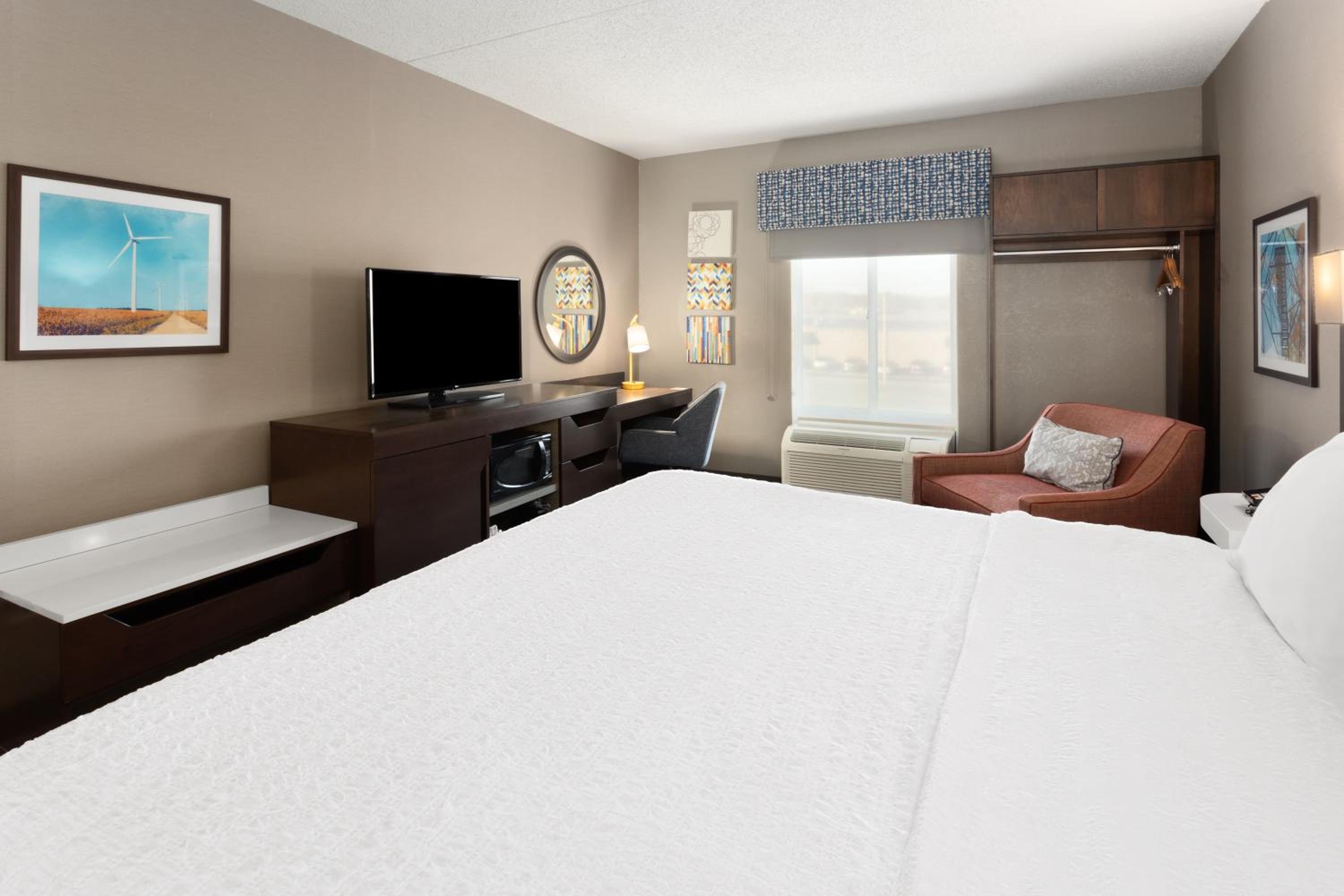 King Room with Accessible Tub - Mobility and Hearing Access/Non-Smoking - Photo 4