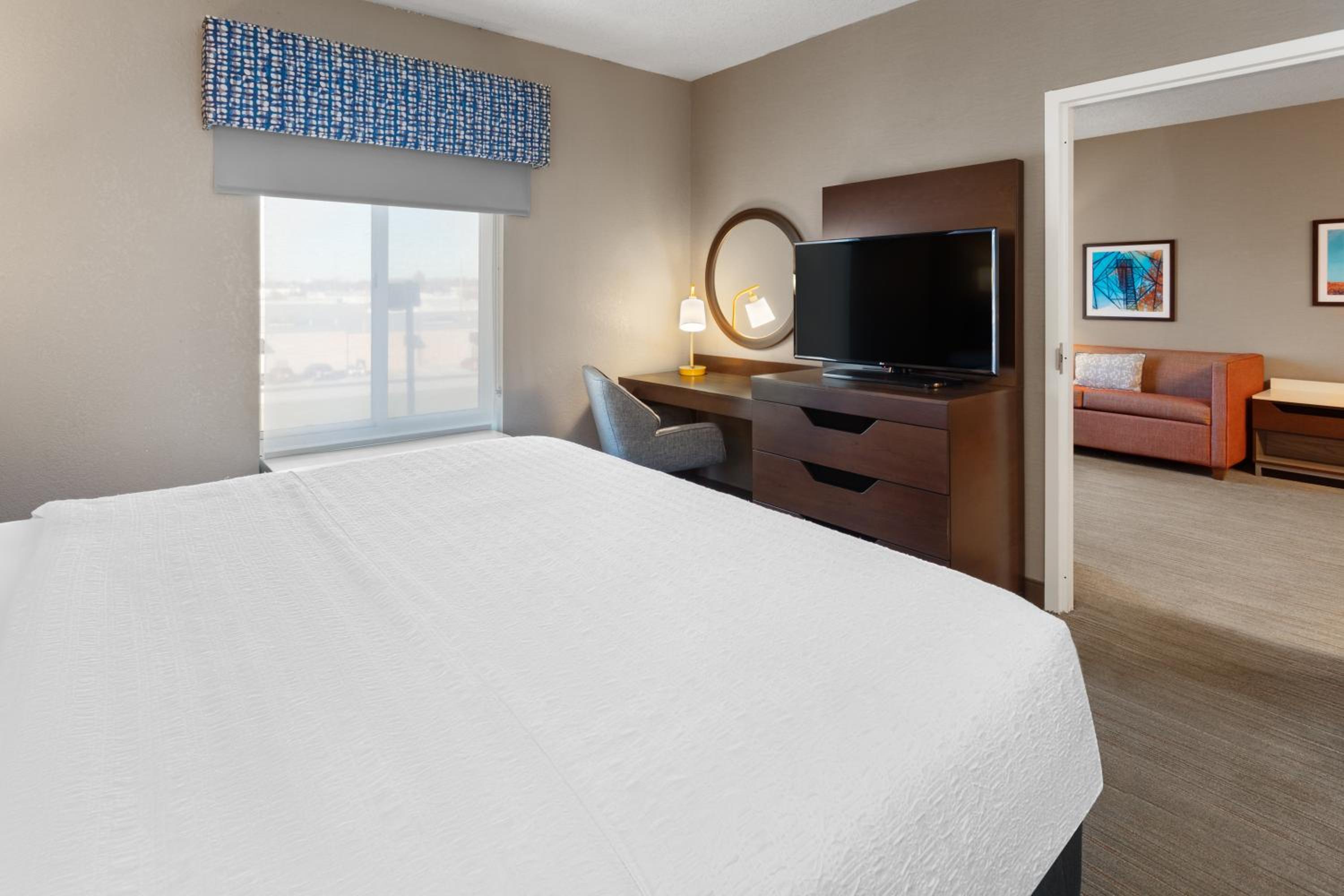 One-Bedroom King Suite with Kitchen - Photo 2