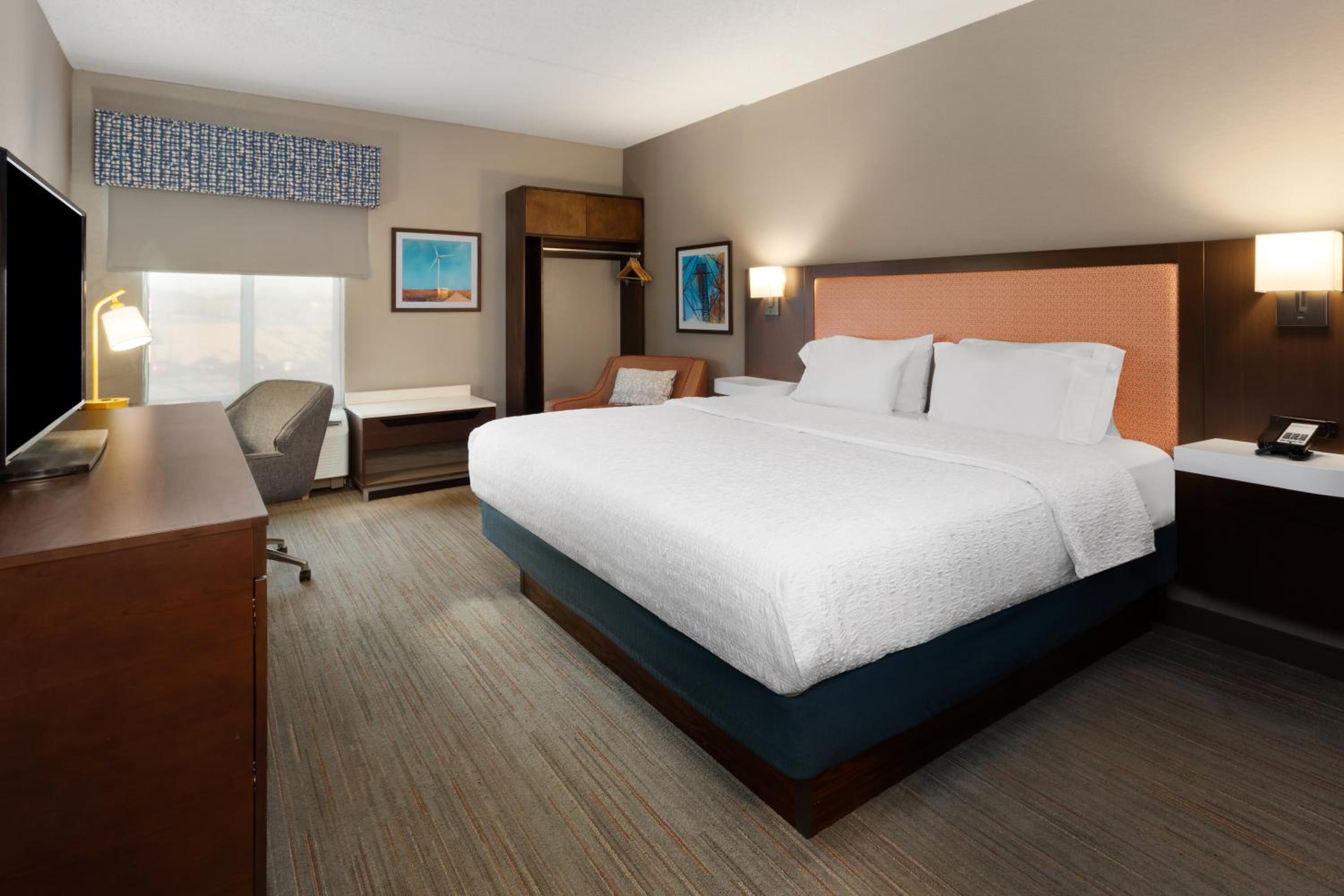 King Room with Accessible Tub - Mobility and Hearing Access/Non-Smoking - Photo 9